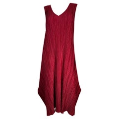 Pleats Please Issey Miyake Maxi Dress borghese con scollo a V e orlo sagomato senza maniche