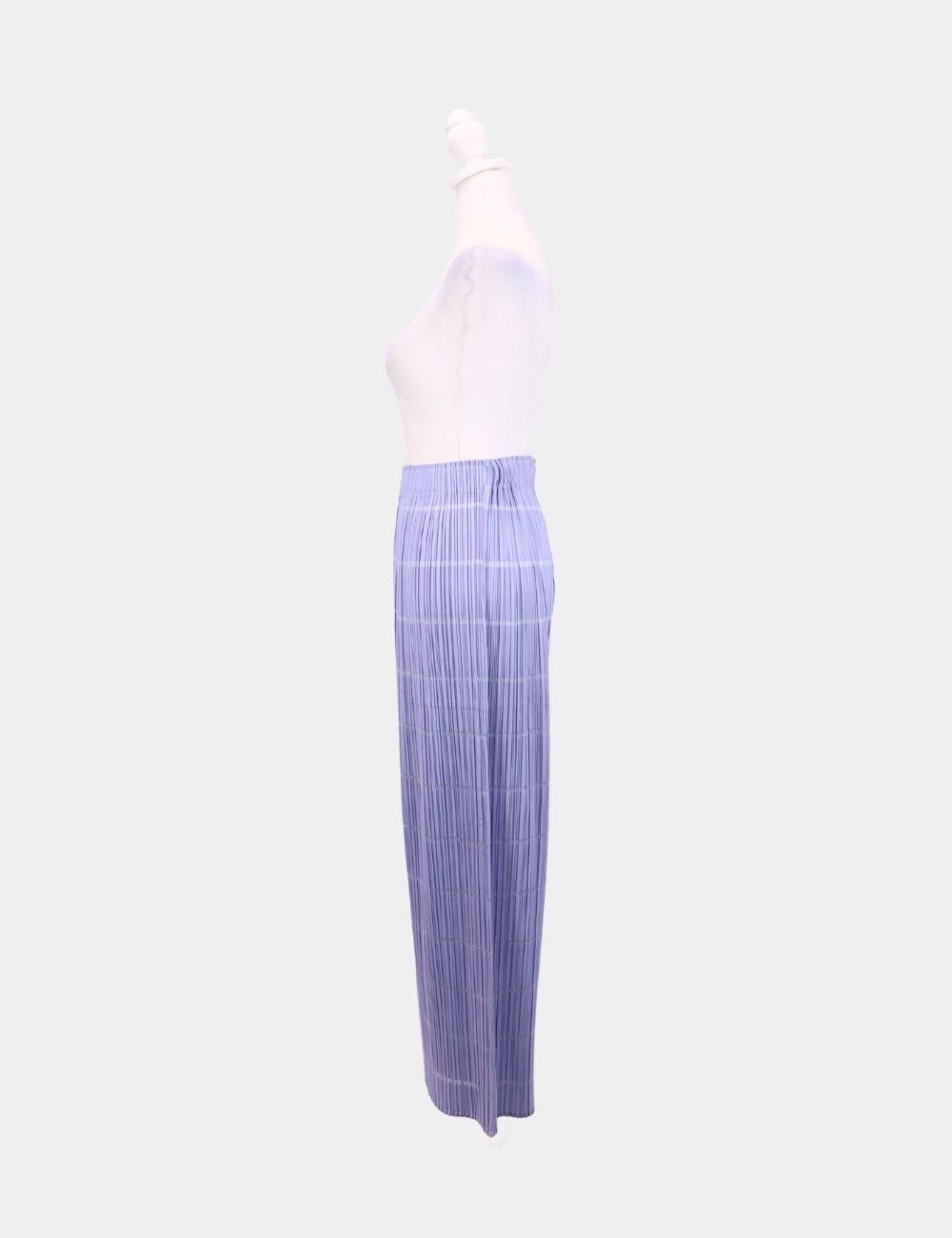 Esculturales, modernos y fáciles de llevar, estos pantalones cortos Pleats Please Issey Miyake aportan un diseño icónico a tu vestuario diario. Confeccionados en un suave tono lila, incorporan el característico tejido microplisado de la marca, que