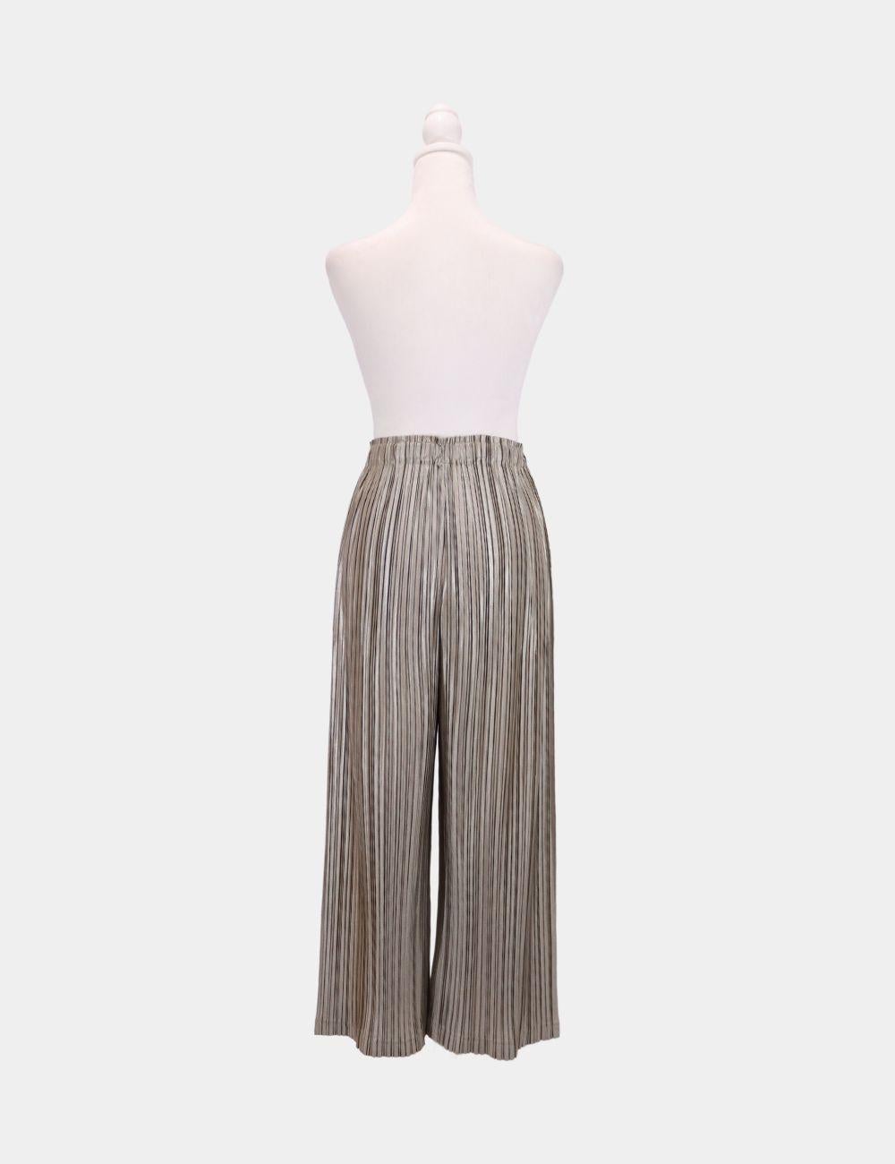 Elegantes, esculturales y modernos sin esfuerzo, estos pantalones de pierna ancha plisados en gris plateado se inspiran en el icónico diseño 