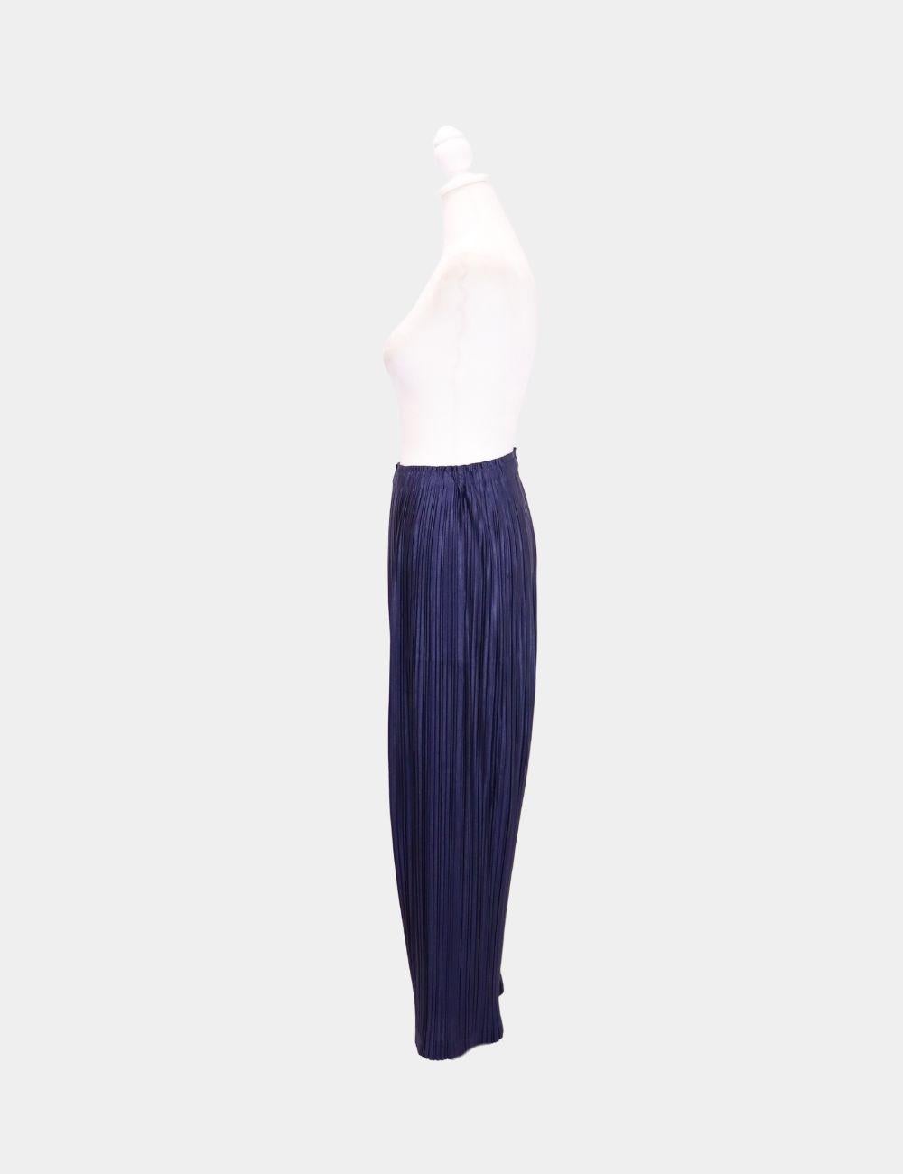 Verleihen Sie Ihrer Garderobe einen Hauch von avantgardistischer Eleganz mit dieser marineblauen Hose mit weitem Bein, die von der kultigen 