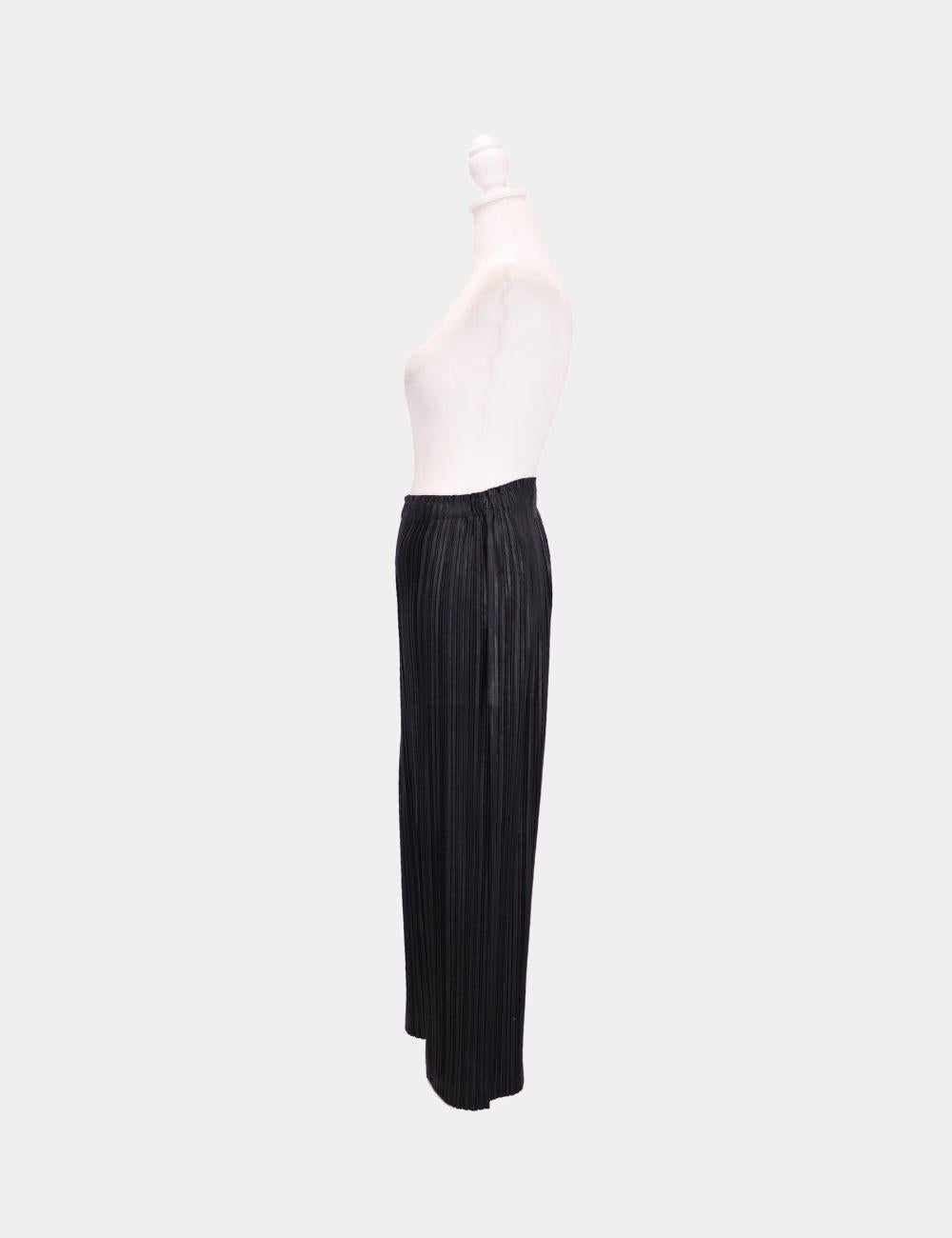 Adopta una sofisticación sin esfuerzo con estos pantalones negros plisados de pierna ancha inspirados en 