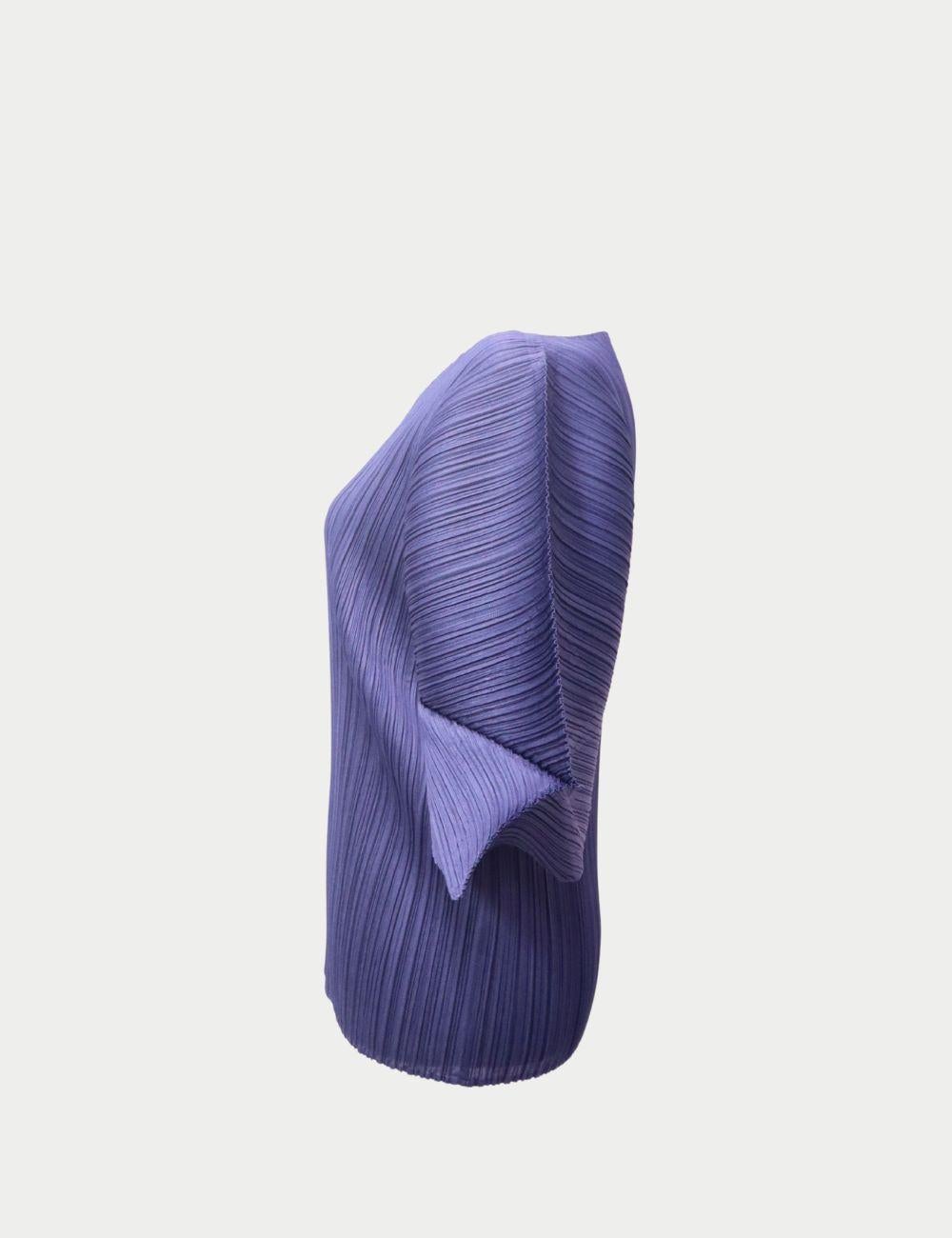 Pleats Please Issey Miyake Navy Blue Pleated Top 

Elevate your wardrobe with this Pleats Please by Issey Miyake pleated top, a perfect blend of artful design and everyday comfort. Renowned for its innovative pleating technique, Pleats Please pieces