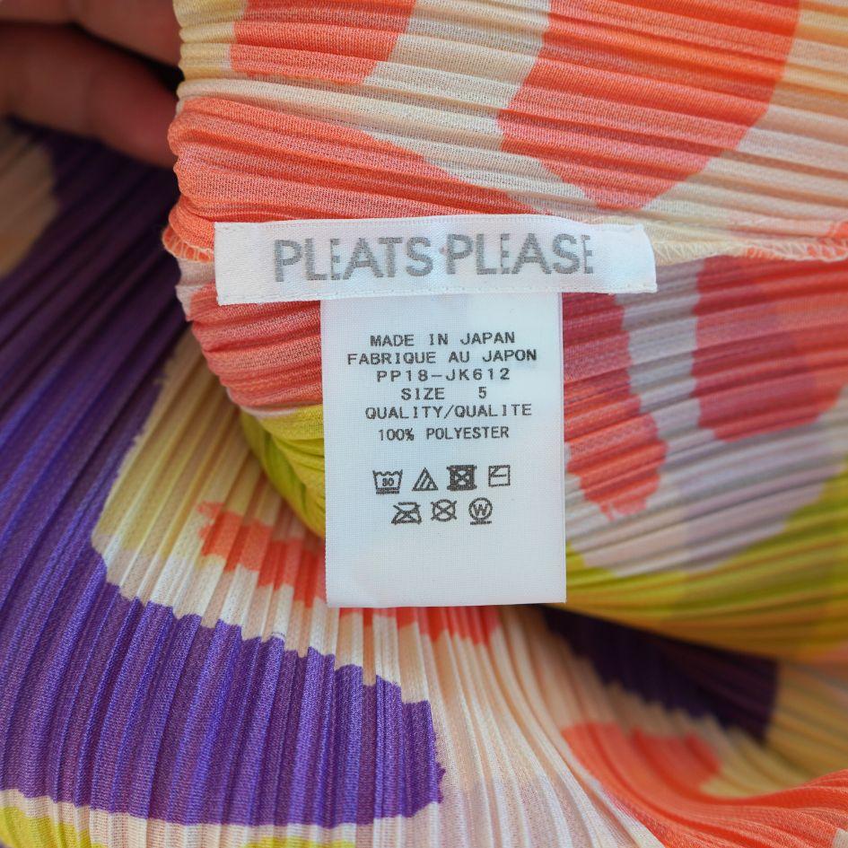 Pleats Please Issey Miyake Multi Color Top
Size 5
The top is slightly asymmetrical, adding to the unique and colorful pattern.
Great overall condition, no obvious signs of wear.

