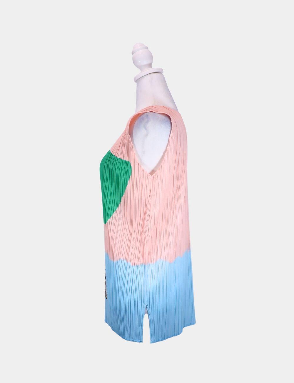 Da rienda suelta a tu lado juguetón con este top plisado colorblock inspirado en 