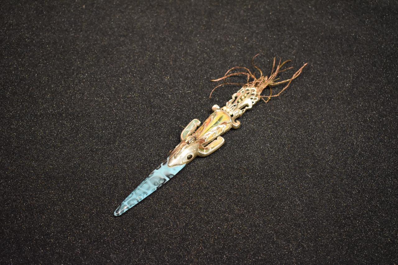 Inspiré par les bijoux de la tombe 7 de Montealban. Prière ornementale avec plume d'oiseau, représentant un colibri, argent et jade. Technique mosaïque de pierre ajourée, ciselée, encastrée, sculptée. 1963