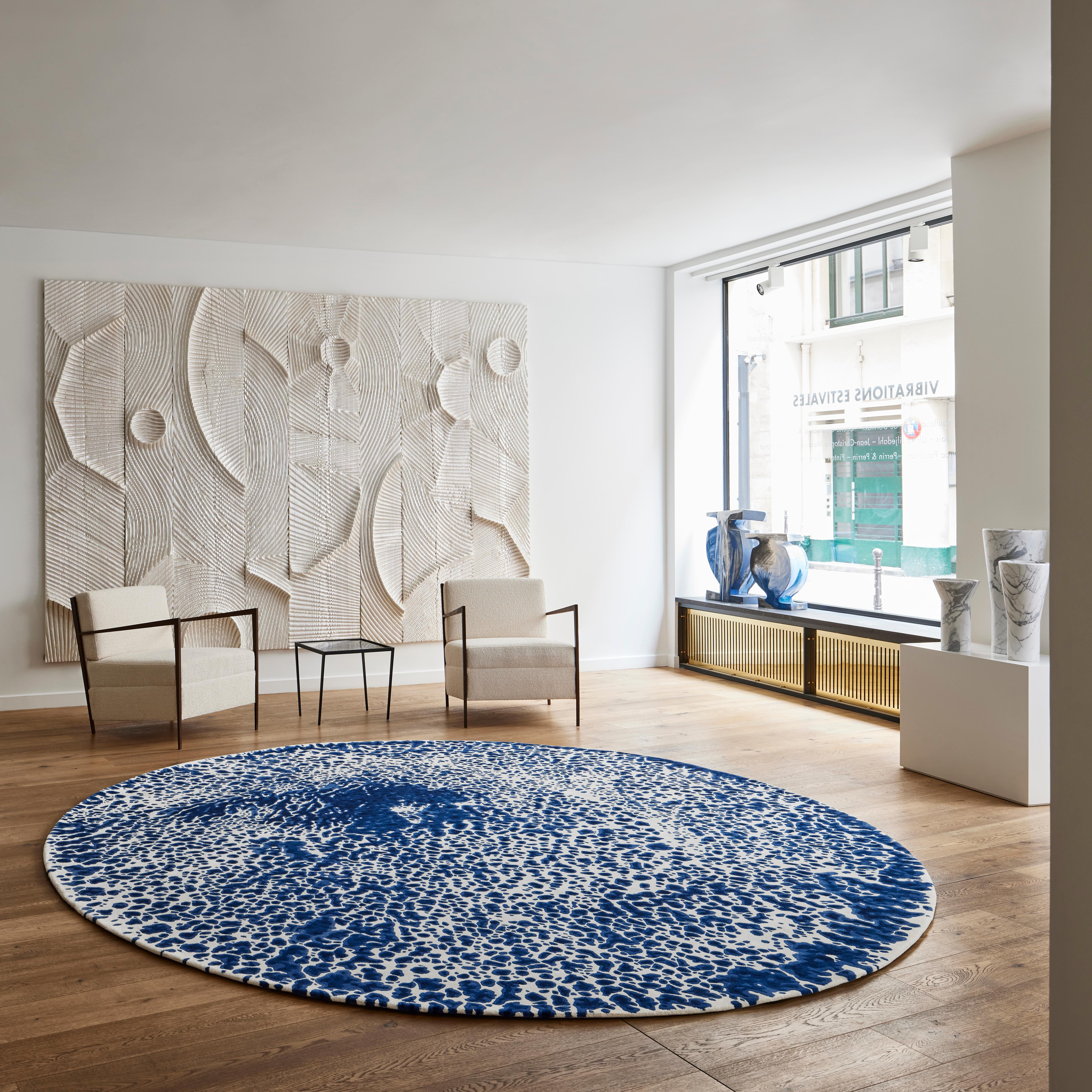 Pléiade, Rug made by Ateliers Maison Pinton, from a Perrin&Perrin design. Wool, silk, cotton and bamboo. Ø 300 cm / Ø 118,1 in. Limited Edition of 6

For over 150 years, Pinton has been perpetuating the savoir-faire of the Royal Manufacture of