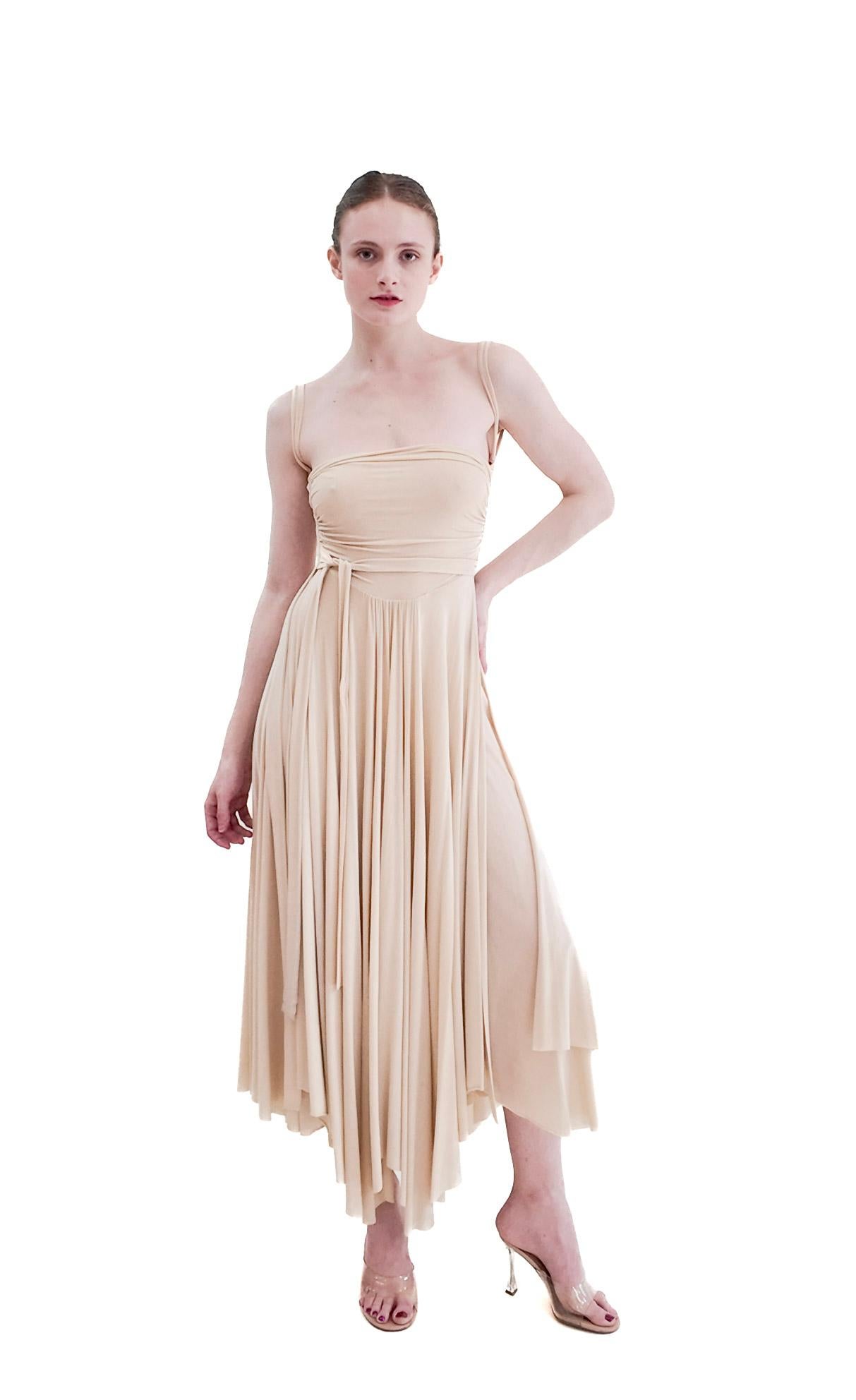 Eleva tu vestuario nupcial con el Vestido estilo Grecian Plein Sud Tan Jersey. Su favorecedor ajuste y su elegante estilo greco te harán sentir como una diosa la semana de tu boda. El tejido elástico y el lazo de la cintura garantizan comodidad y