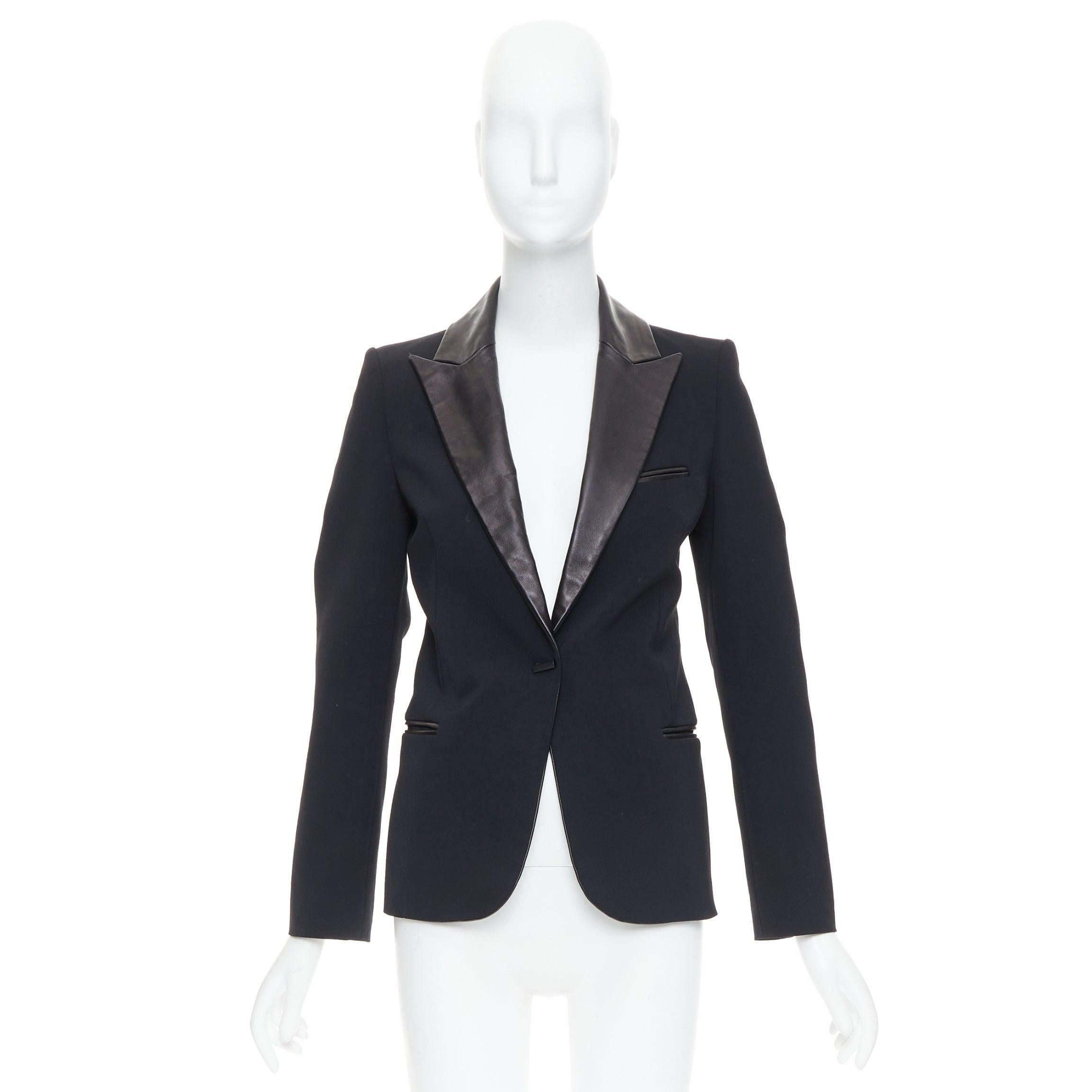 Giacca blazer in pelle morbida nera con collo a punta e bottoni geometrici Plein Sud in vendita 5