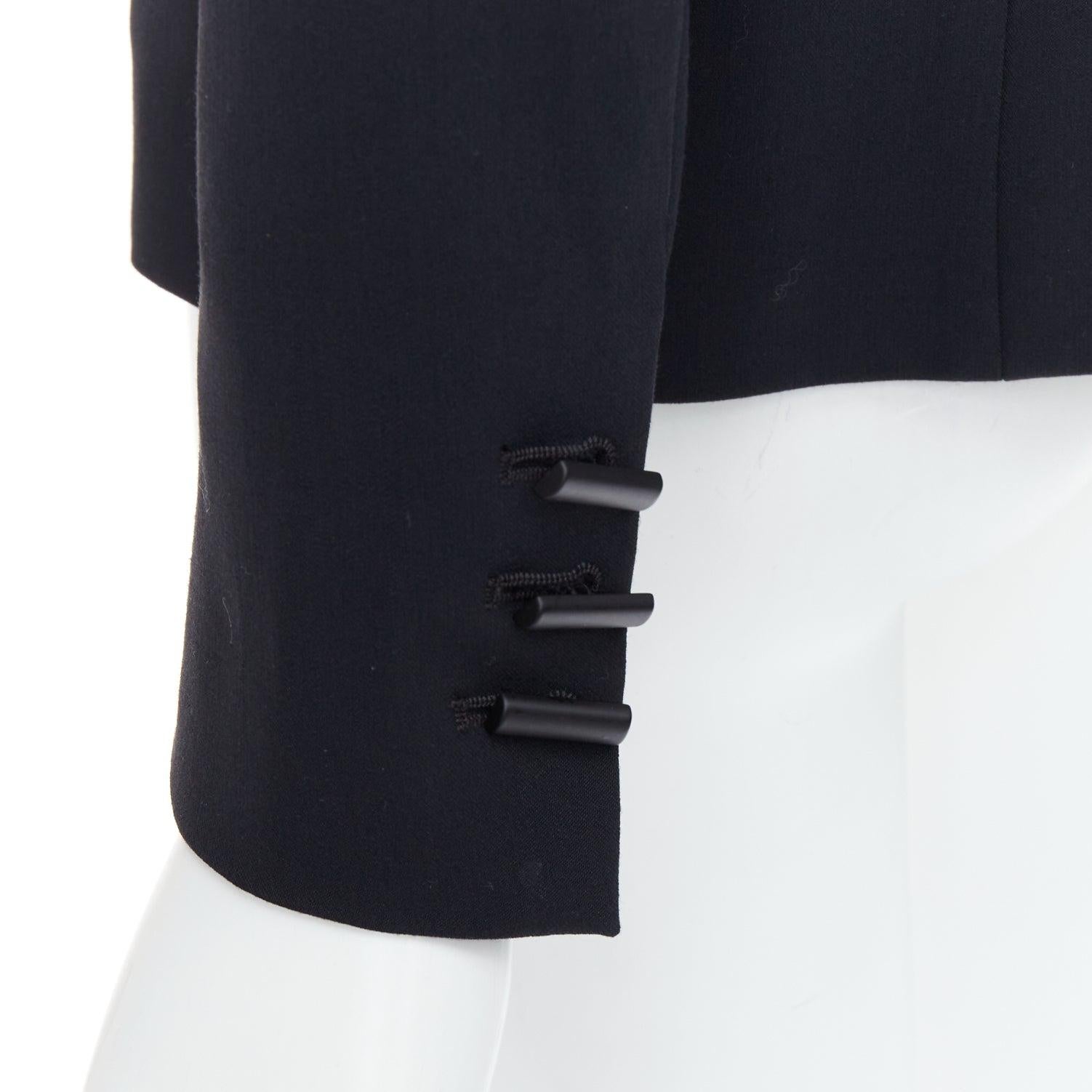 Giacca blazer in pelle morbida nera con collo a punta e bottoni geometrici Plein Sud
Riferimento: CNLE/A00374
Marchio: Plein Sud
Materiale: Sembra lana, pelle
Colore: nero
Modello: Tinta unita
Chiusura: bottone
Fodera: Tessuto nero
Dettagli extra: