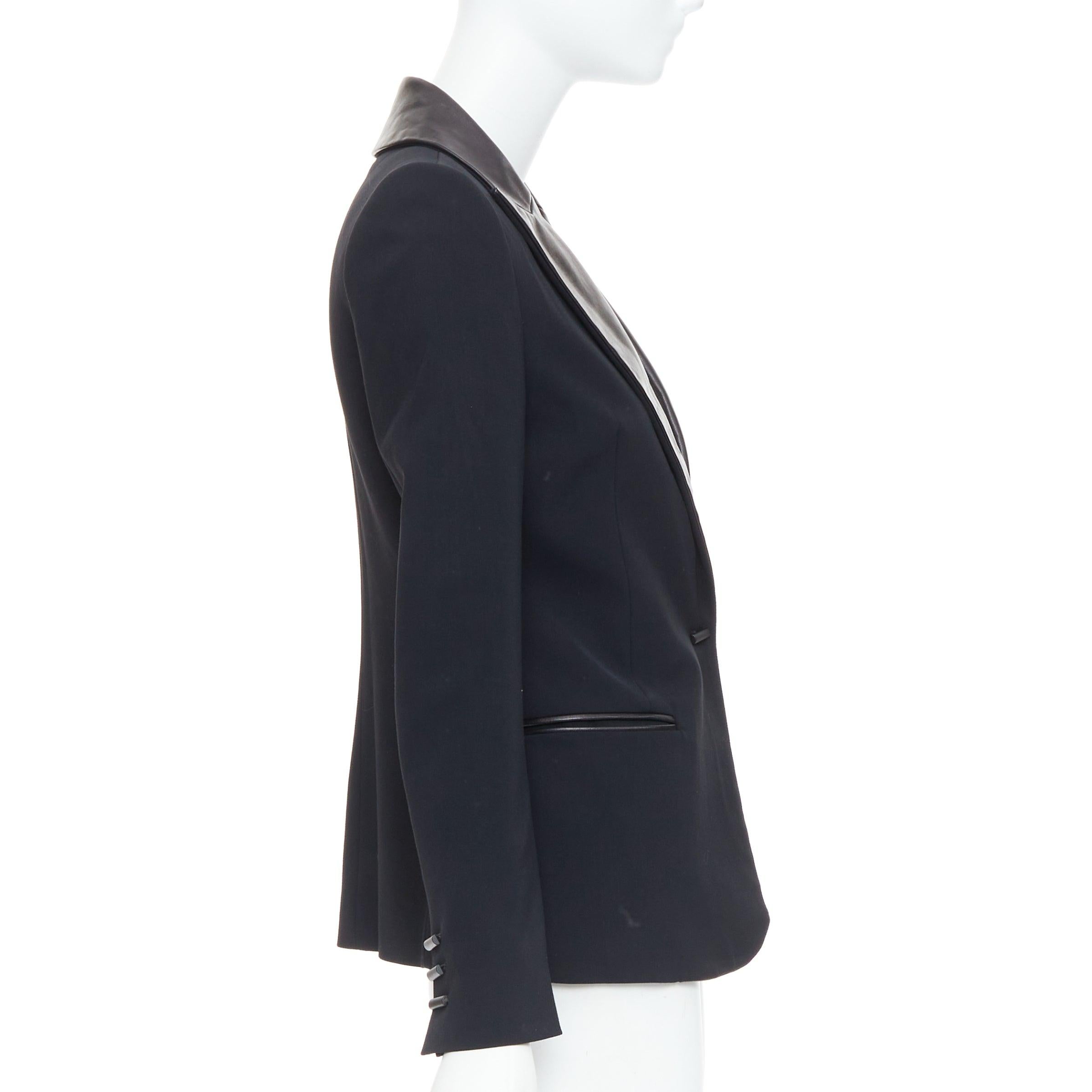 Donna Giacca blazer in pelle morbida nera con collo a punta e bottoni geometrici Plein Sud in vendita