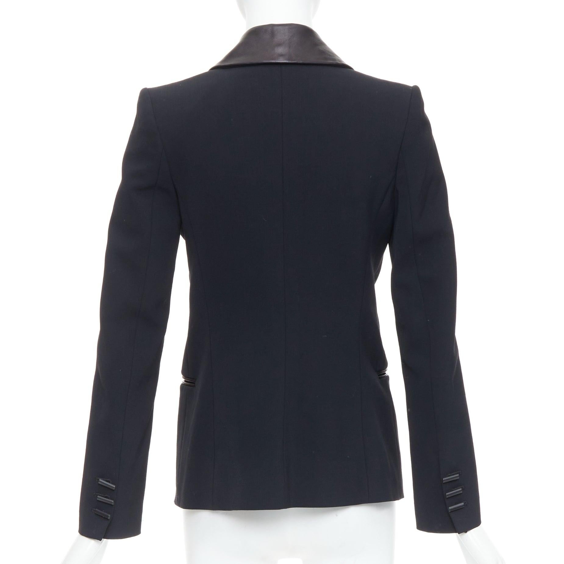 Giacca blazer in pelle morbida nera con collo a punta e bottoni geometrici Plein Sud in vendita 1