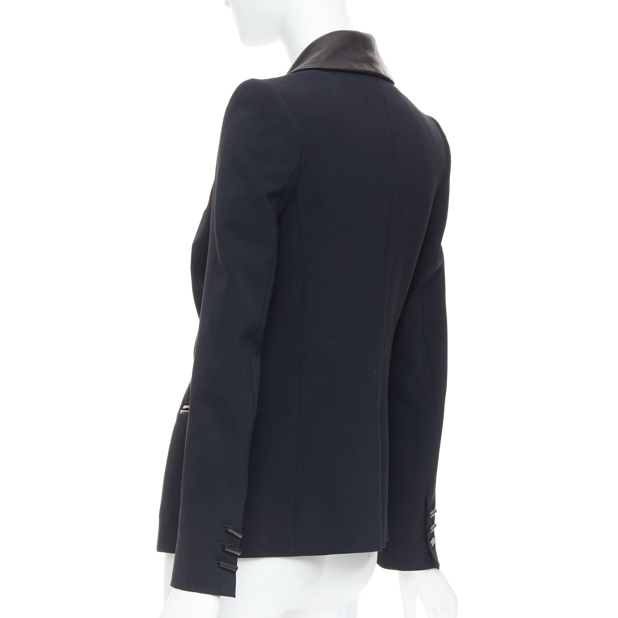 Giacca blazer in pelle morbida nera con collo a punta e bottoni geometrici Plein Sud in vendita 2