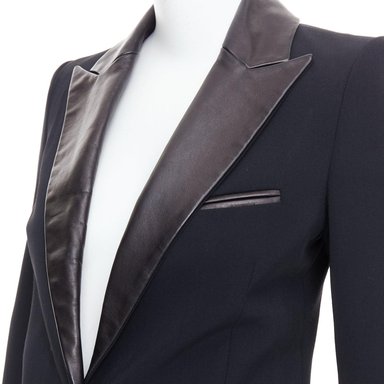 Giacca blazer in pelle morbida nera con collo a punta e bottoni geometrici Plein Sud in vendita 3