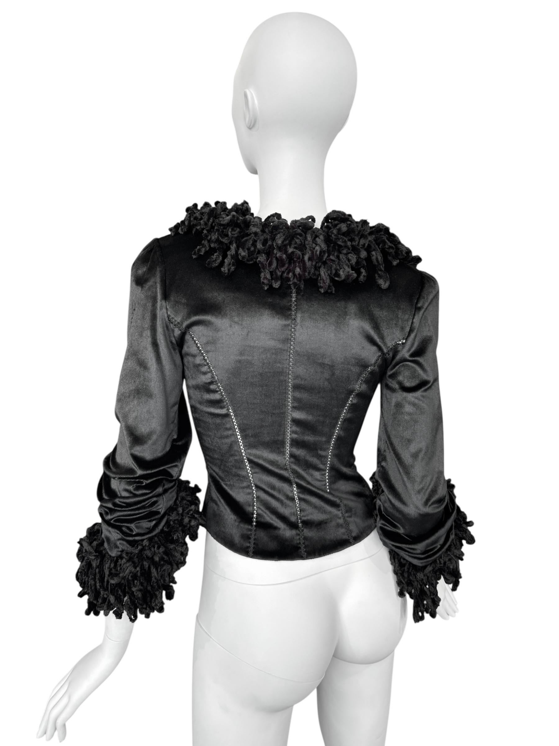 MARKE : PLEIN SUD FAYÇAL AMOR

DESIGNER : FAYÇAL AMOR

JAHR/JAHRZEHNT : HERBST/WINTER 1994

GRÖSSE : PASST VON XS BIS S

HERGESTELLT IN : FRANKREICH

ZUSAMMENSETZUNG : /

ZUSTAND: AUSGEZEICHNET

HINWEIS: EXKLUSIVES STÜCK AUS DEM PERSÖNLICHEN ARCHIV