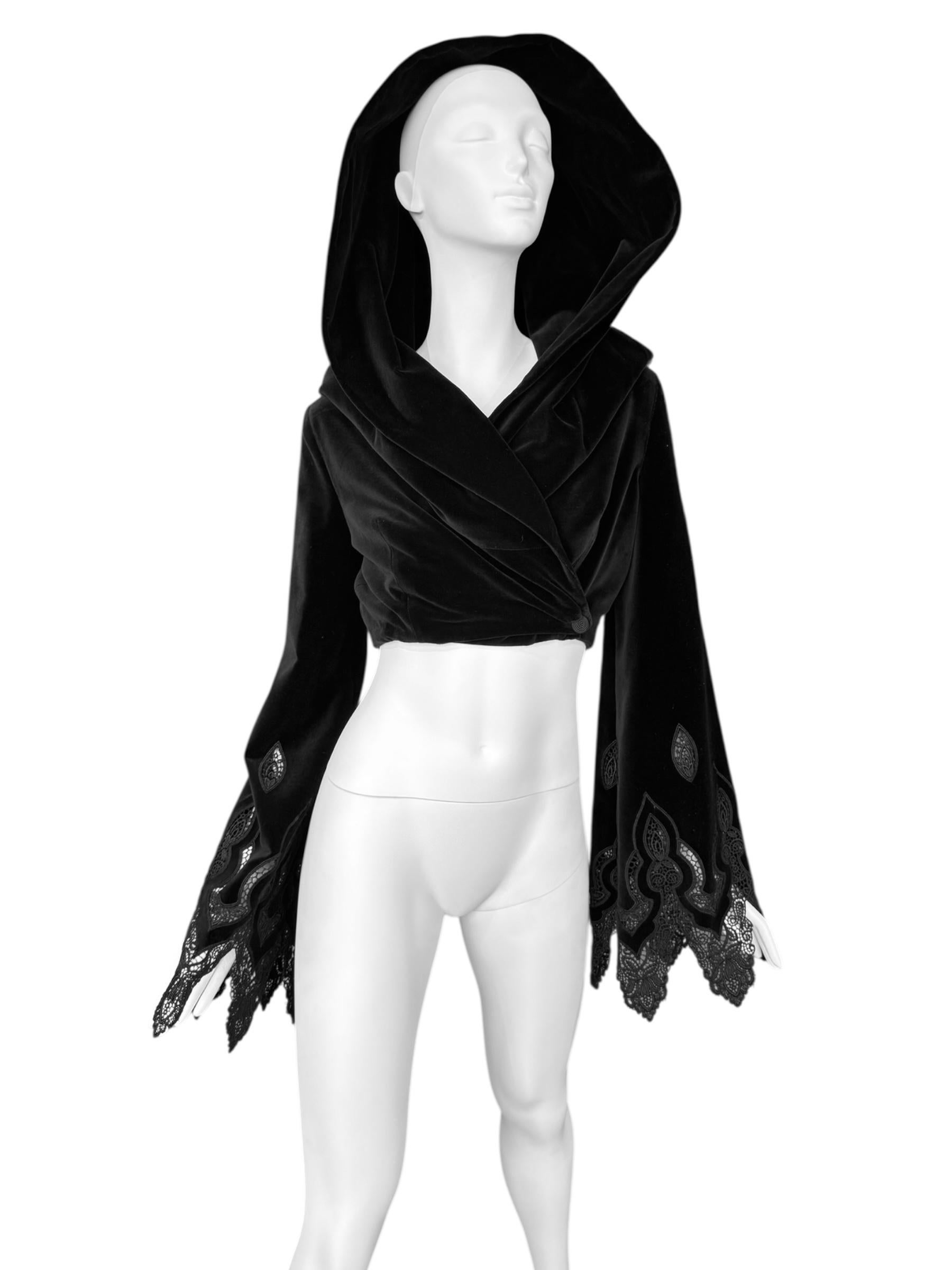 PLEIN SUD FAYÇAL AMOR fw1994 SCHWARZE VELVET-KAPUZENJACKE (Schwarz) im Angebot