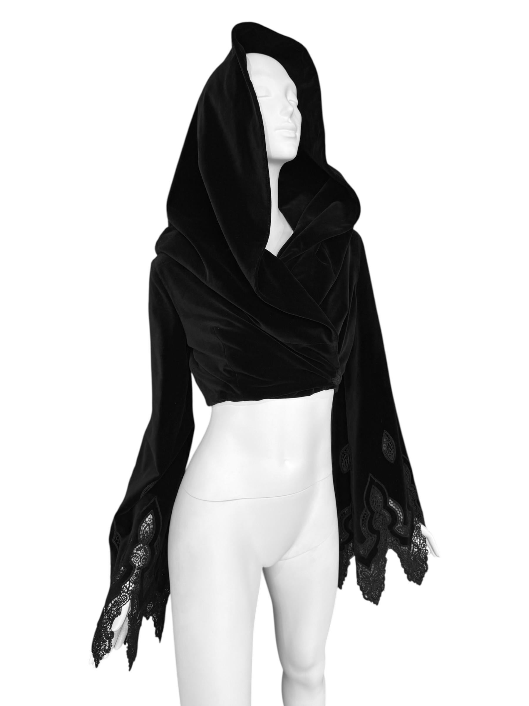 PLEIN SUD FAYÇAL AMOR fw1994 SCHWARZE VELVET-KAPUZENJACKE im Zustand „Hervorragend“ im Angebot in PARIS, FR