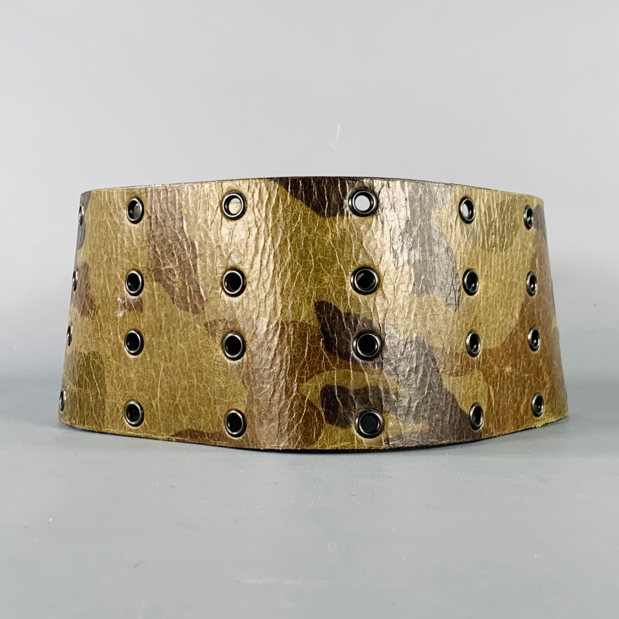 Cintura Plein Sud
in pelle verde e marrone con motivo mimetico, design ampio con occhielli su tutta la superficie e chiusura a gancio. Made in France.Ottime condizioni di usato.  

Contrassegnato:   10970 36Lunghezza: 32 pollici Larghezza: 4 pollici