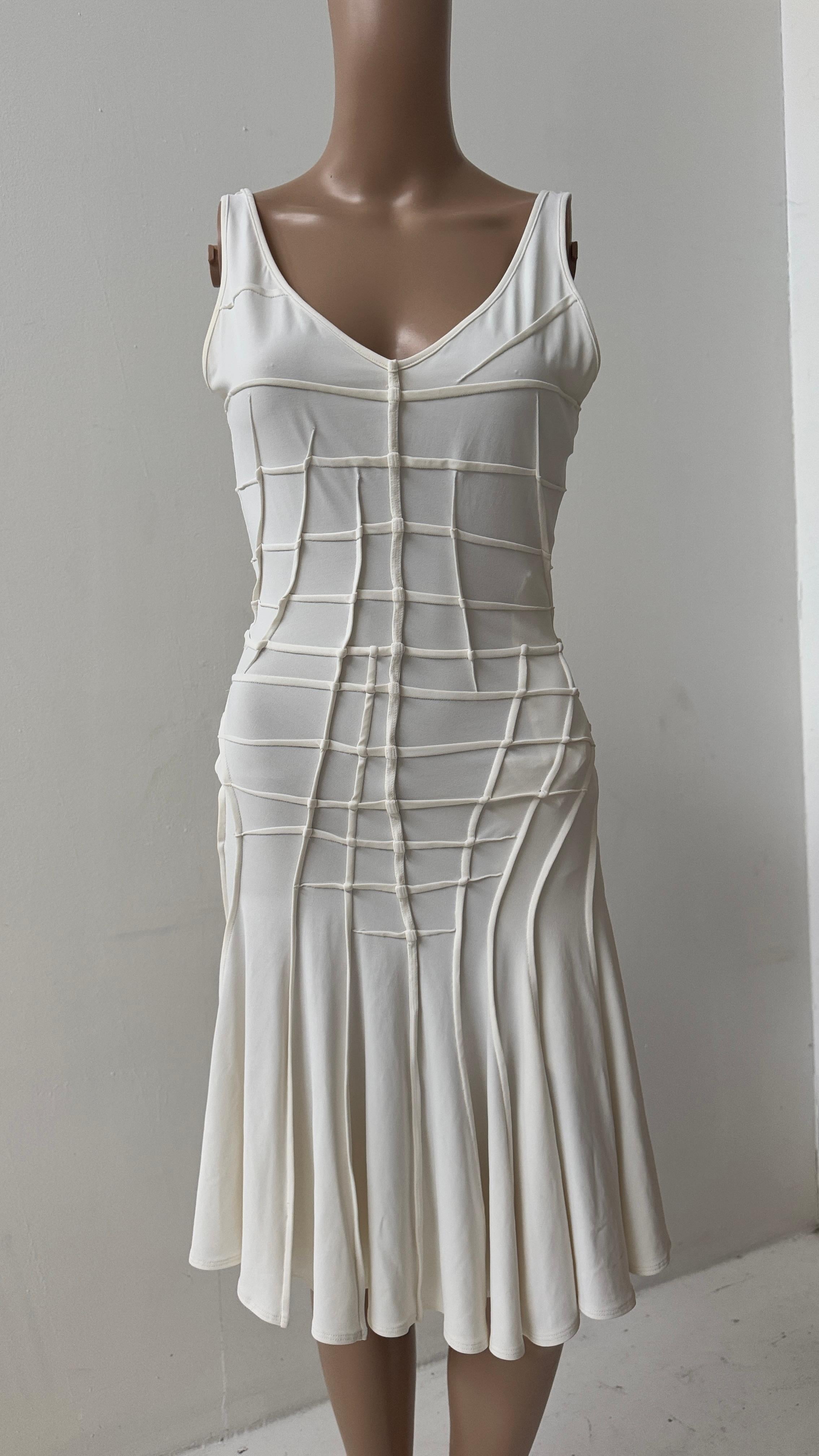 Dieses seltene und auffällige Midikleid ist ein bemerkenswertes Beispiel für die europäische Mode der frühen 2000er Jahre und wird dem französischen Kultlabel Plein Sud zugeschrieben, das für seine architektonischen Silhouetten und körperbetonten