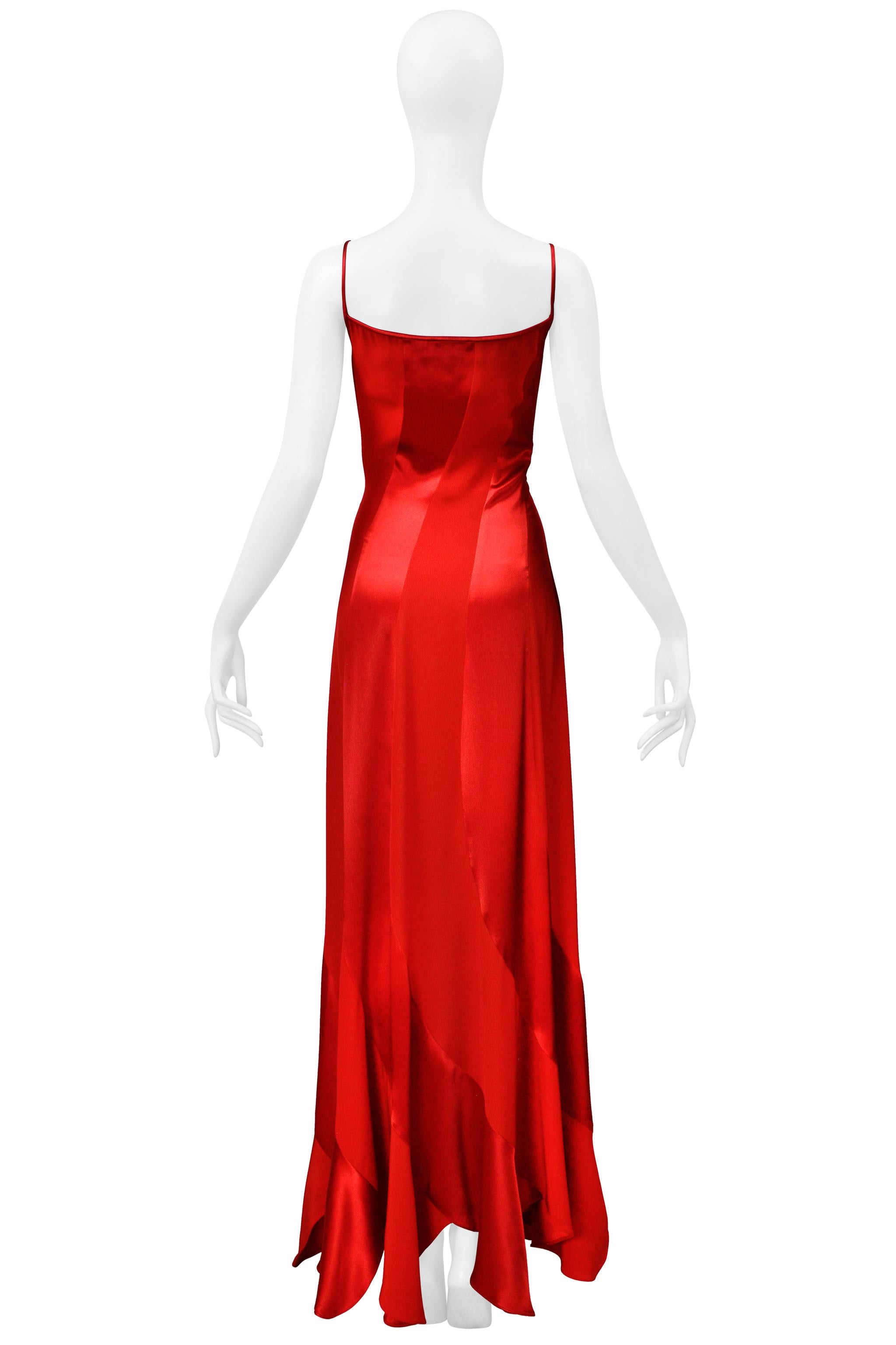 Resurrection Vintage freut sich, Ihnen ein rotes Satin-Slip-Kleid im Vintage-Stil von Plein Sud präsentieren zu können. Es hat einen fließenden Saum, Paneele, die einen changierenden Farbeffekt erzeugen, einen geraden Ausschnitt, eine lockere