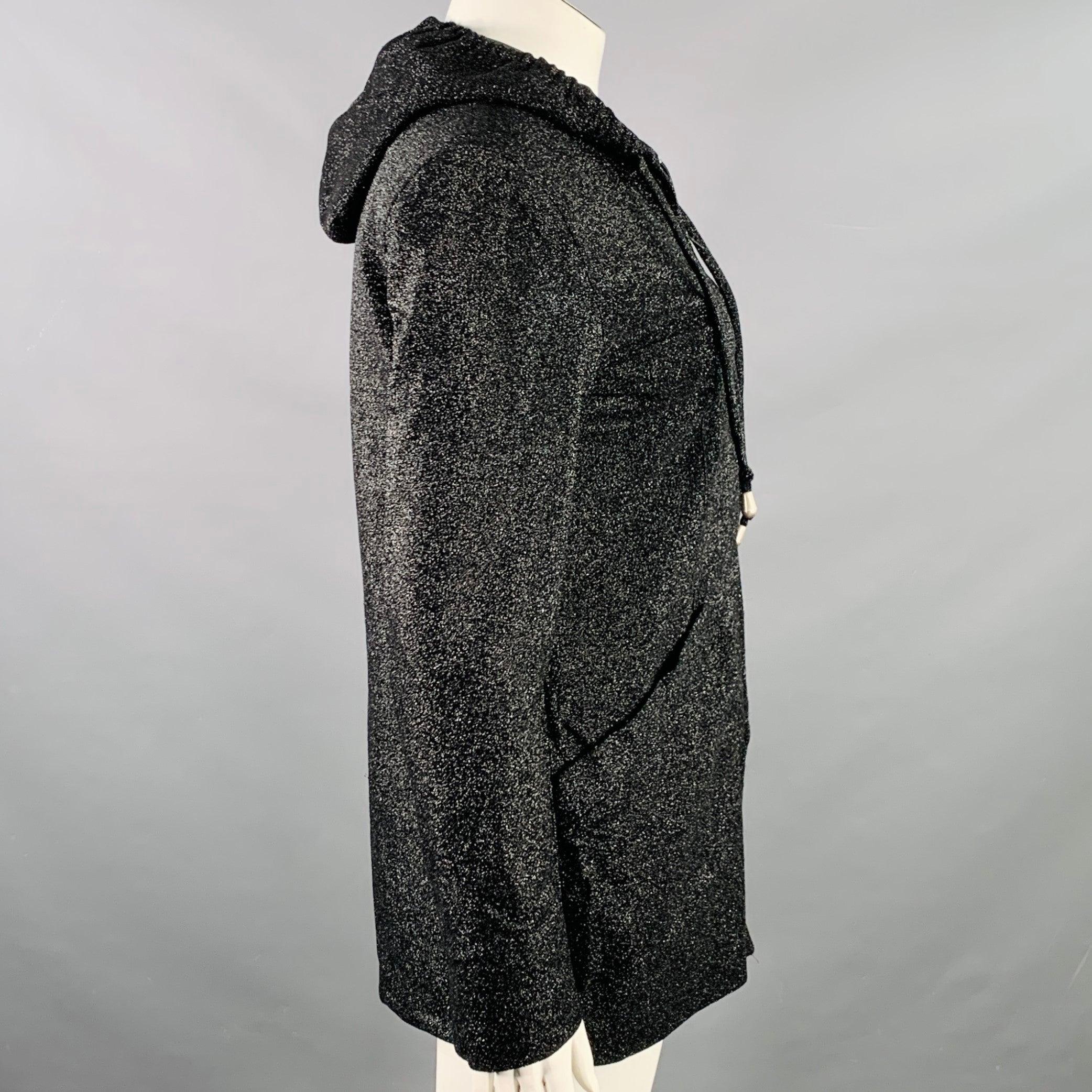 PLEIN SUD Mantel
aus schwarzem, glitzerndem Polyamid-Mischgewebe, mit Kapuze, gepolsterten Schultern, zwei Einschubtaschen und Reißverschluss. Made in France. sehr guter gebrauchter Zustand. Geringe Gebrauchsspuren und Abnutzungserscheinungen.