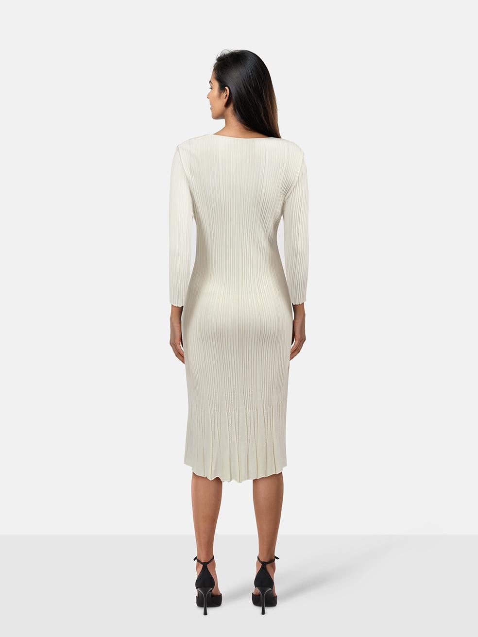 CONDIT ist sehr gut. Das Kleid weist nur minimale Gebrauchsspuren auf. Minimale Abnutzungserscheinungen an der Vorderseite des Halsausschnitts, am linken Ärmel und am unteren Rücken, wo Verfärbungen an diesem gebrauchten Plein Sud