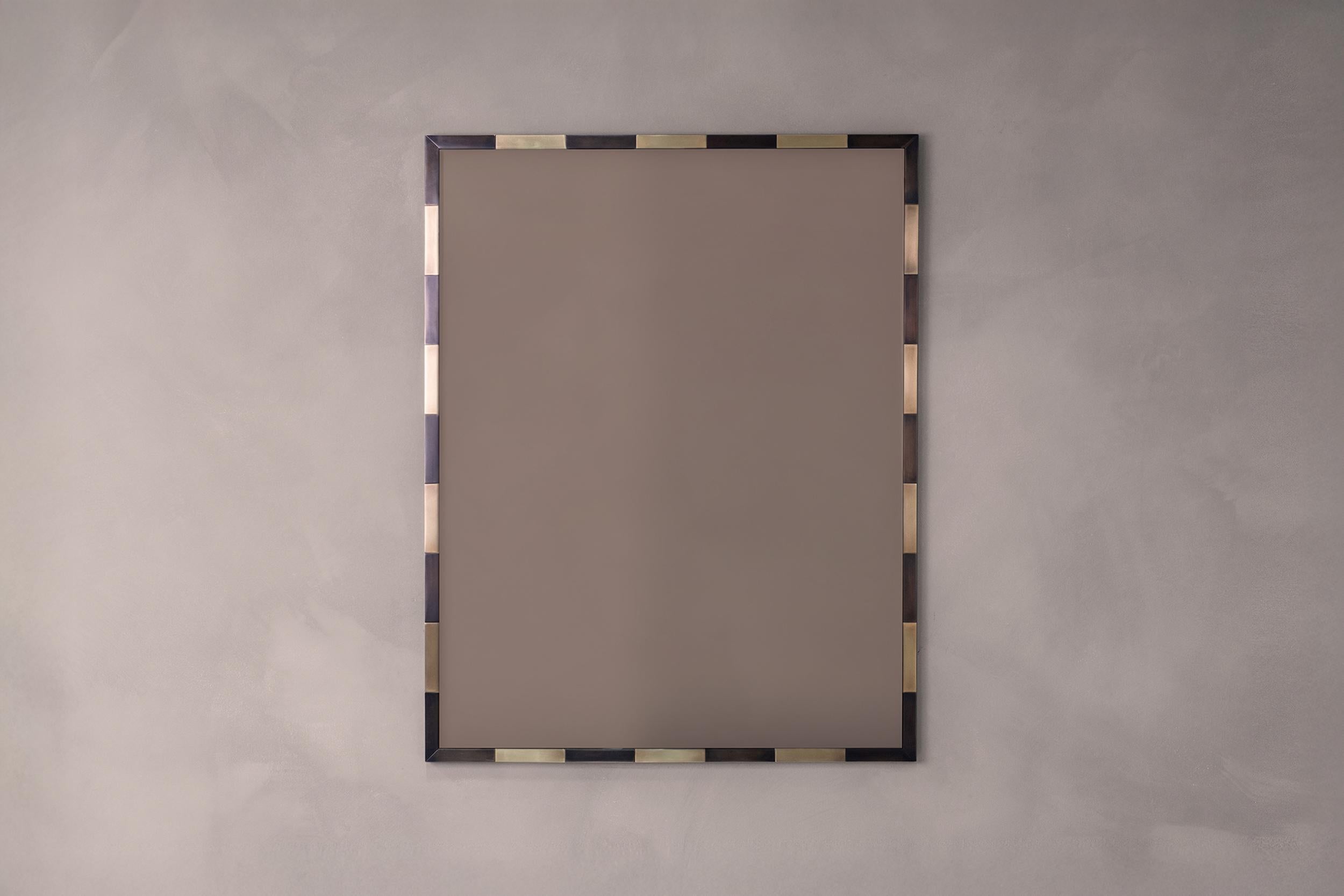 Elegando la geometria dei viadotti ferroviari vittoriani, lo specchio Plessey è un'audace espressione di ritmo ed eleganza industriale. I singoli segmenti di ottone, ognuno con la propria patina unica, sono uniti in una sequenza di ripetizioni, che