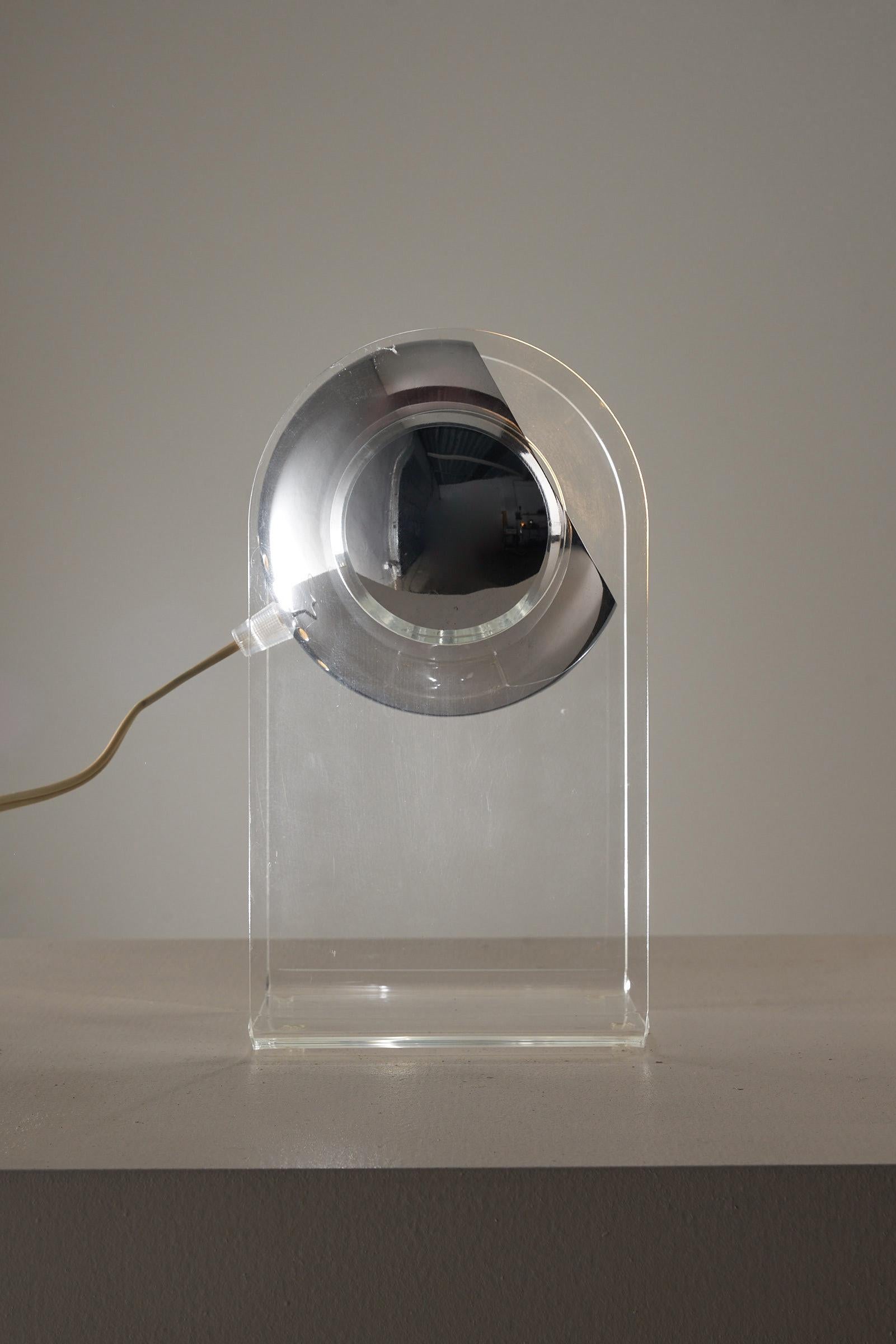 Tischlampe aus Plexiglas und Chrom in der Art von Gino Sarfatti (Unbekannt) im Angebot