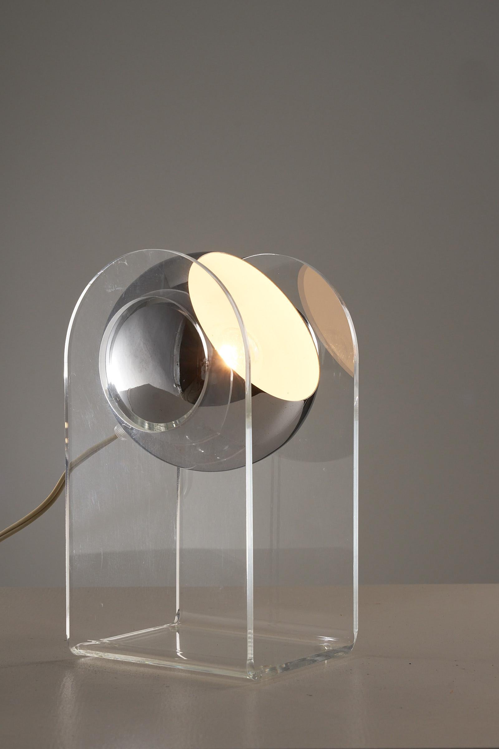 Tischlampe aus Plexiglas und Chrom in der Art von Gino Sarfatti (Handgefertigt) im Angebot