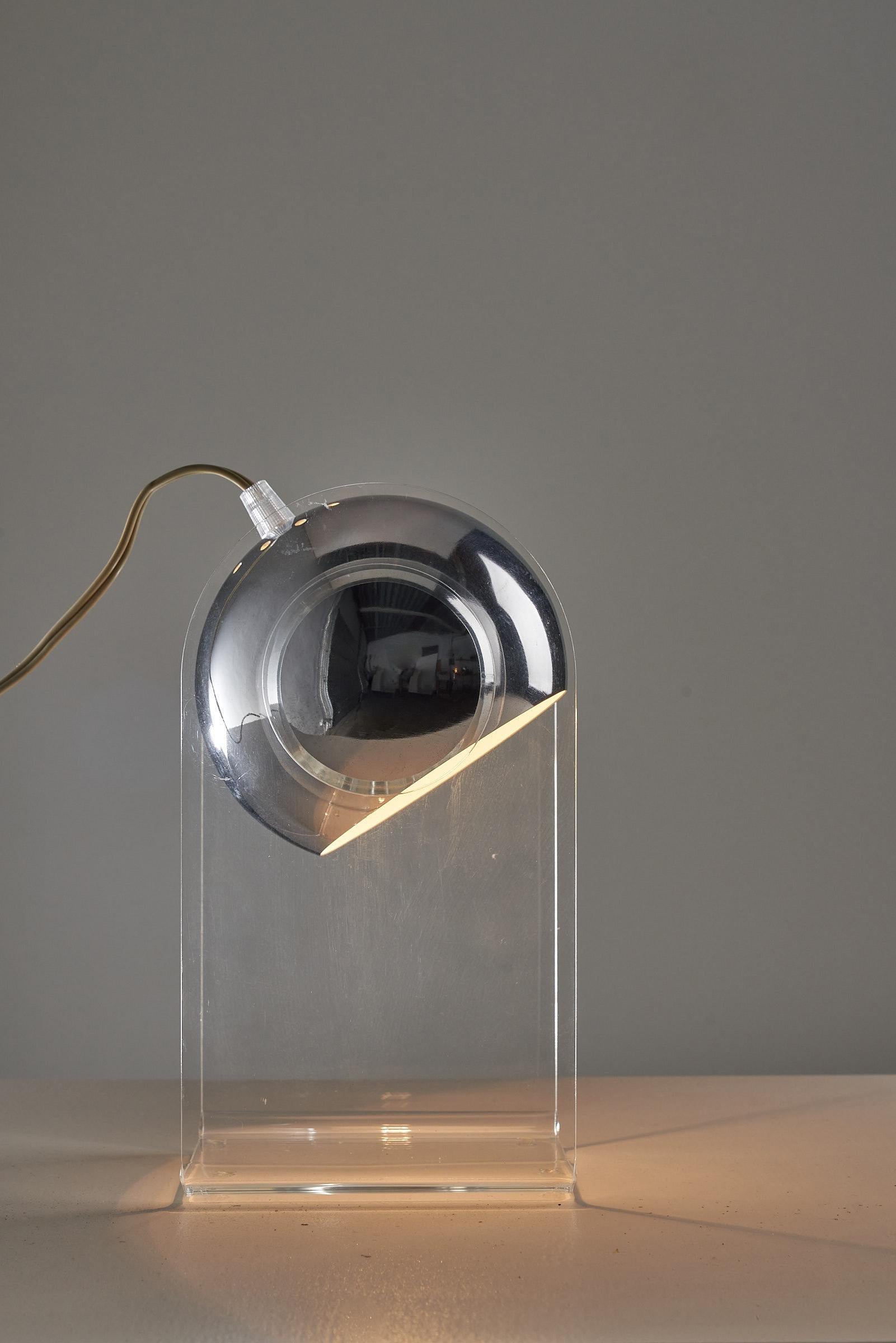Tischlampe aus Plexiglas und Chrom in der Art von Gino Sarfatti im Zustand „Gut“ im Angebot in Mortsel, BE