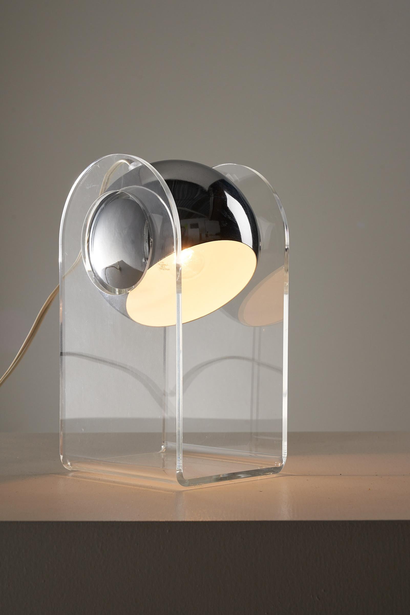 Tischlampe aus Plexiglas und Chrom in der Art von Gino Sarfatti (Ende des 20. Jahrhunderts) im Angebot