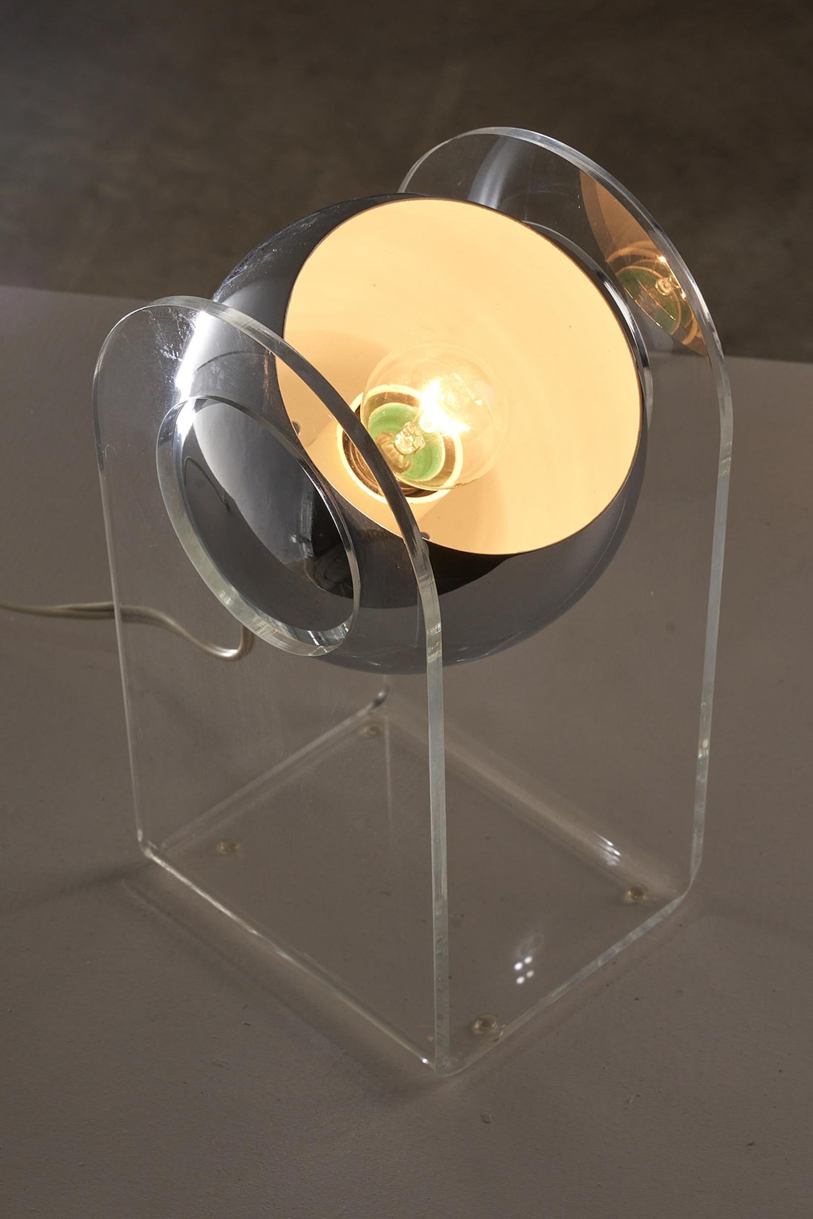 Tischlampe aus Plexiglas und Chrom in der Art von Gino Sarfatti im Angebot 1