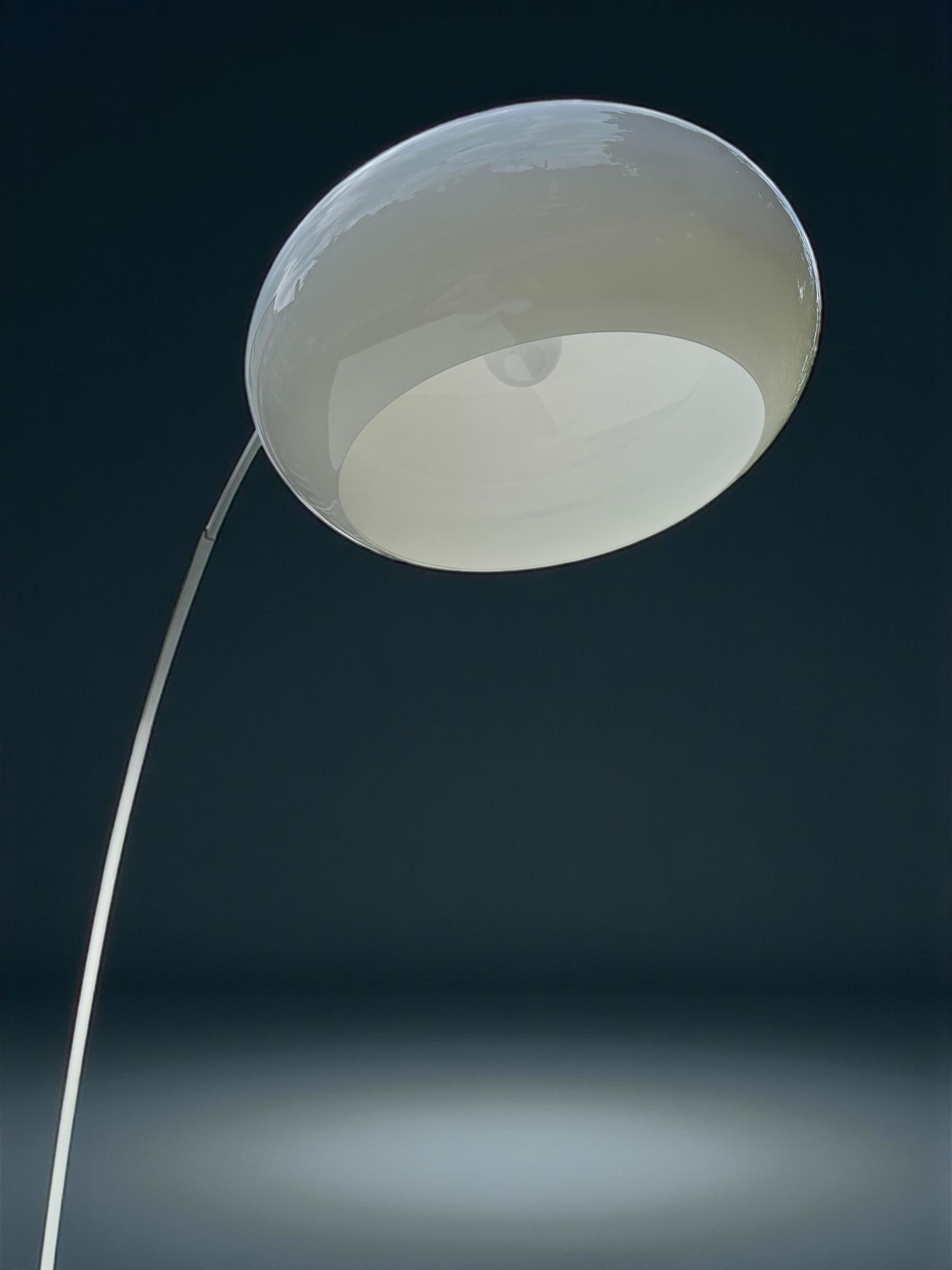 Lámpara de pie de arco de plexiglás y aluminio, Italia Años 60 Moderno de mediados de siglo en venta