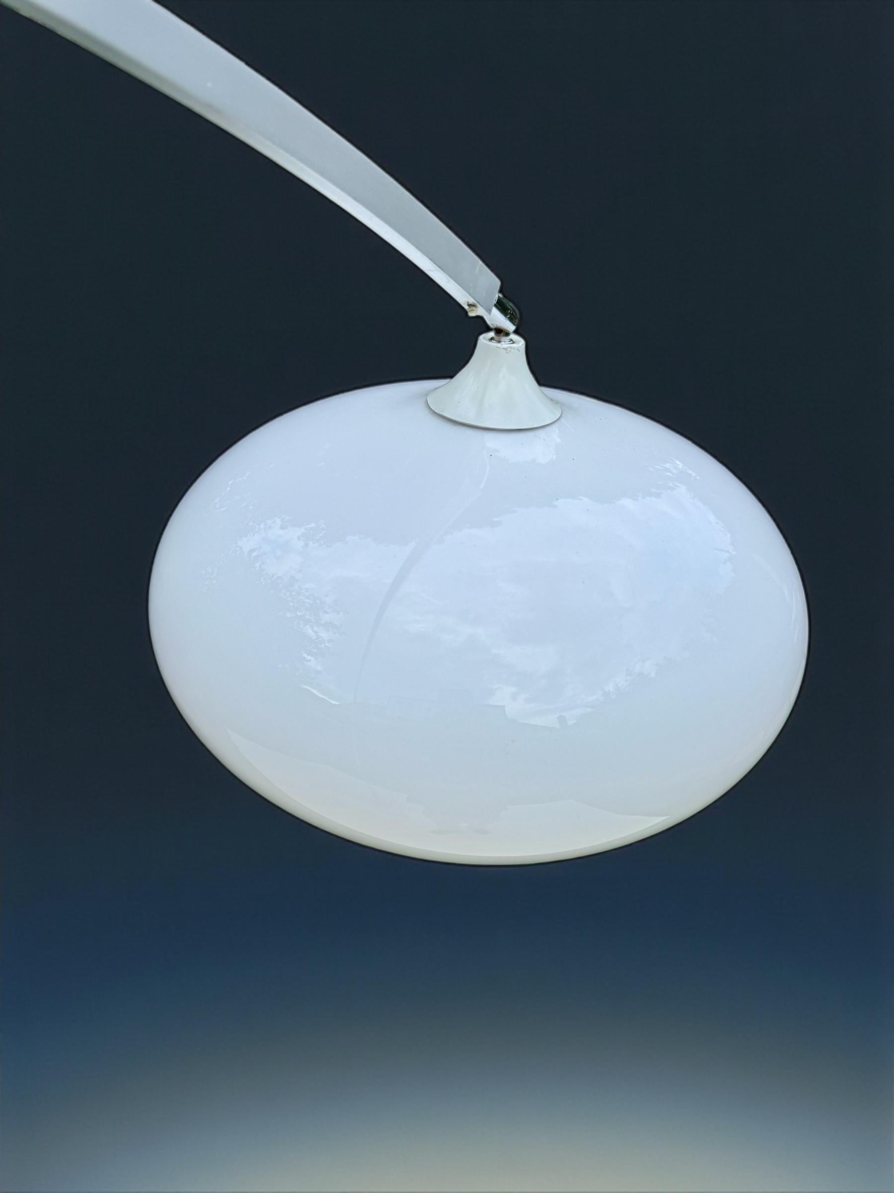 Lámpara de pie de arco de plexiglás y aluminio, Italia Años 60 Italiano en venta