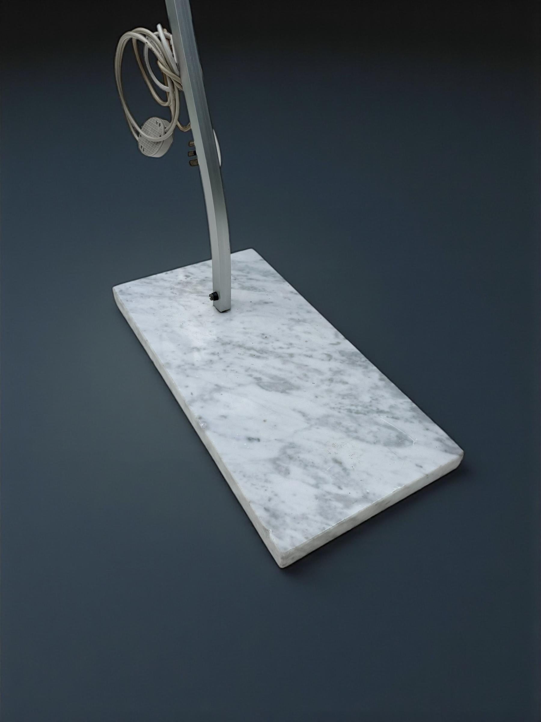 Lámpara de pie de arco de plexiglás y aluminio, Italia Años 60 Metalistería en venta
