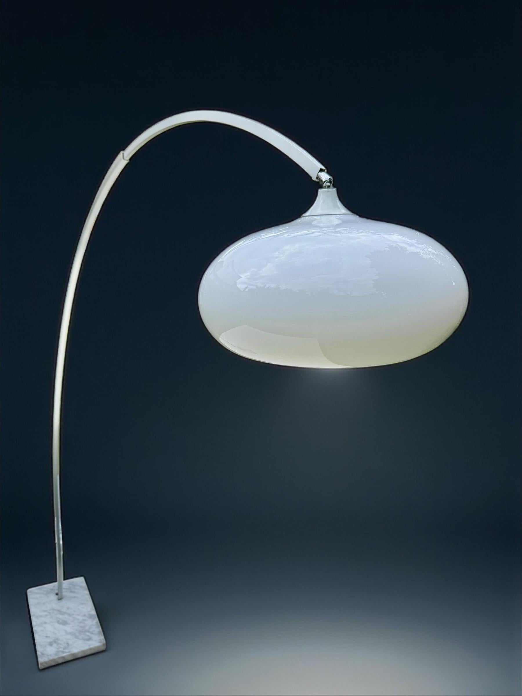 Lámpara de pie de arco de plexiglás y aluminio, Italia Años 60 en Bueno estado para la venta en London, GB