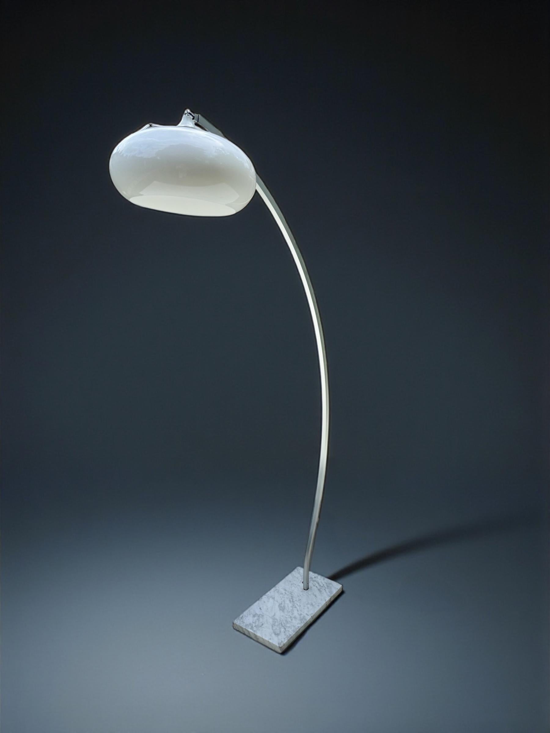 Lámpara de pie de arco de plexiglás y aluminio, Italia Años 60 finales del siglo XX en venta