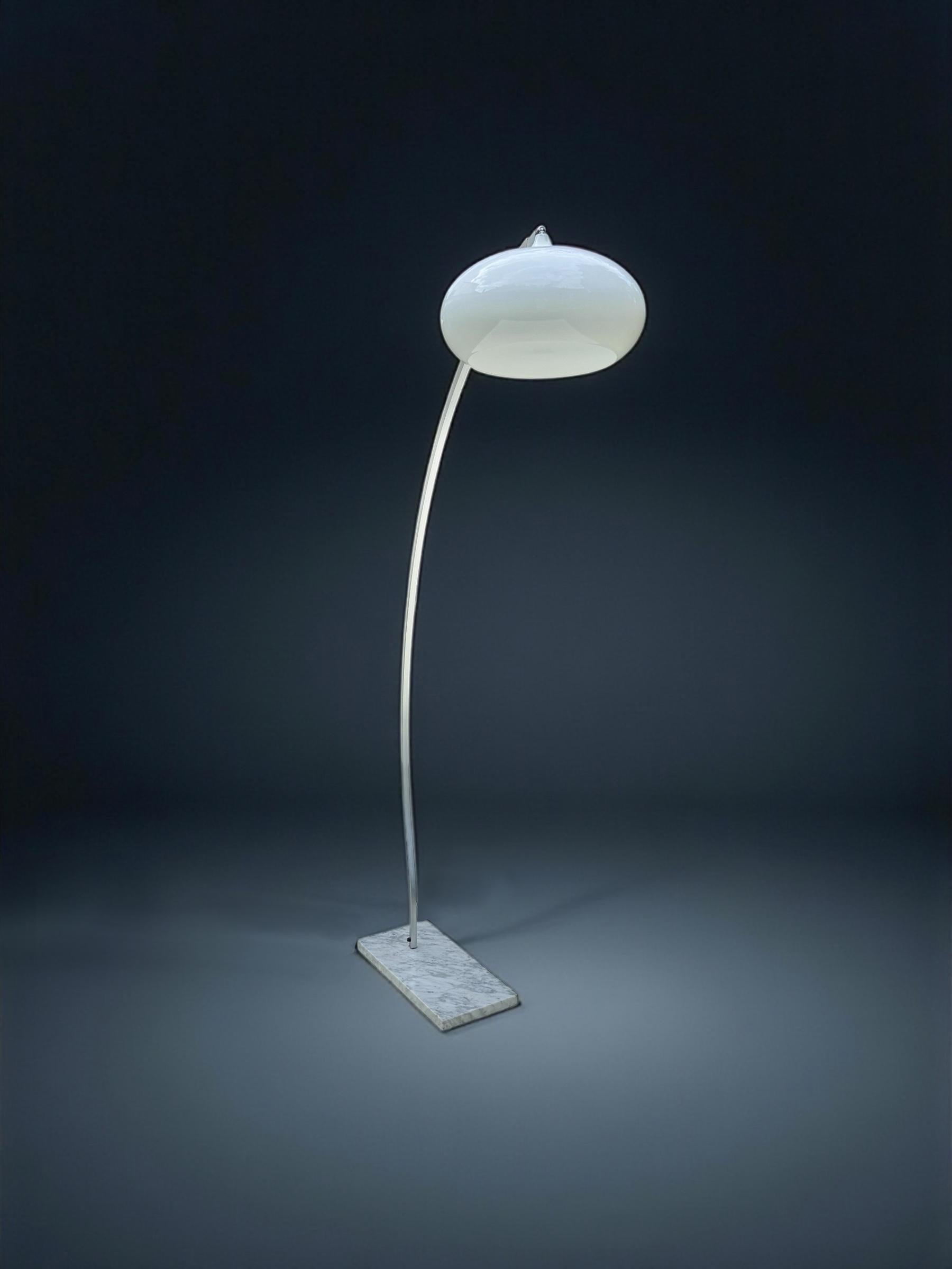 Lámpara de pie de arco de plexiglás y aluminio, Italia Años 60 en venta 1