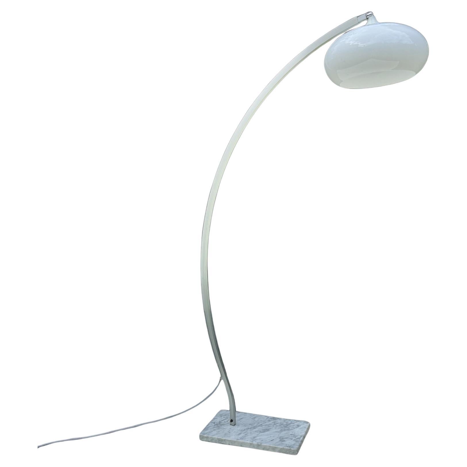Lámpara de pie de arco de plexiglás y aluminio, Italia Años 60 en venta