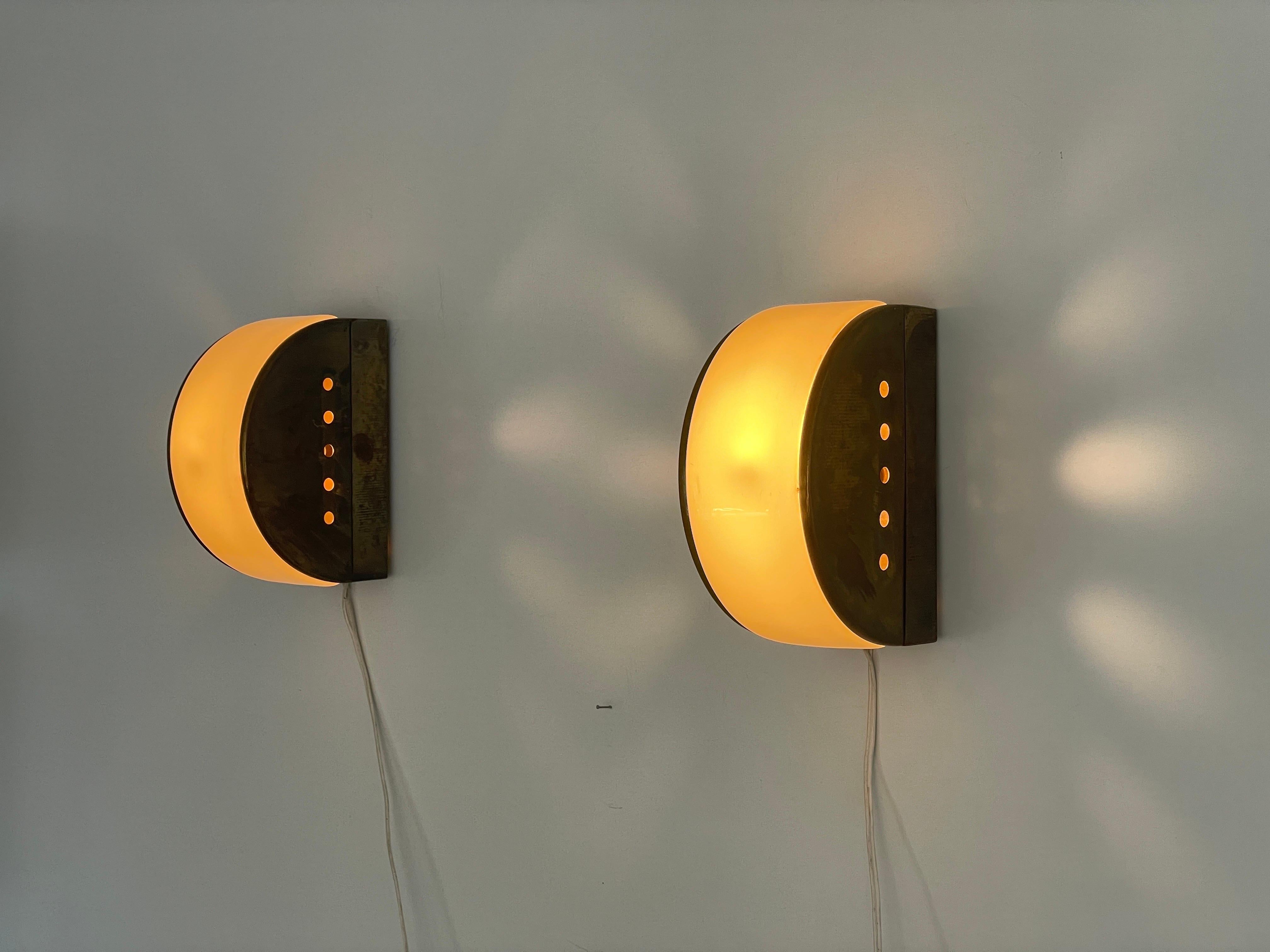 Paire d'appliques demi-lune en plexiglas et laiton, 1960, Italie en vente 3