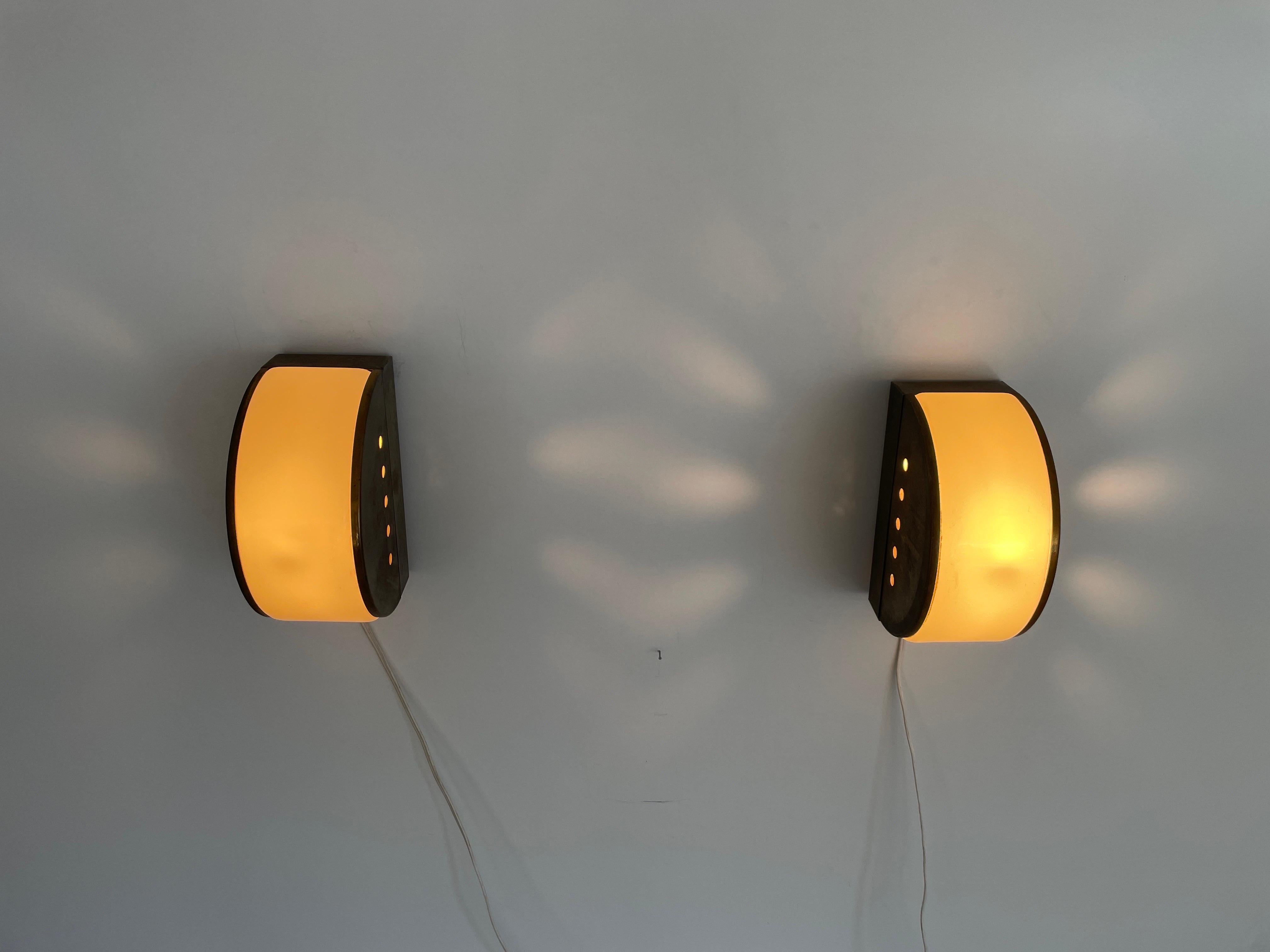 Paire d'appliques demi-lune en plexiglas et laiton, 1960, Italie en vente 4