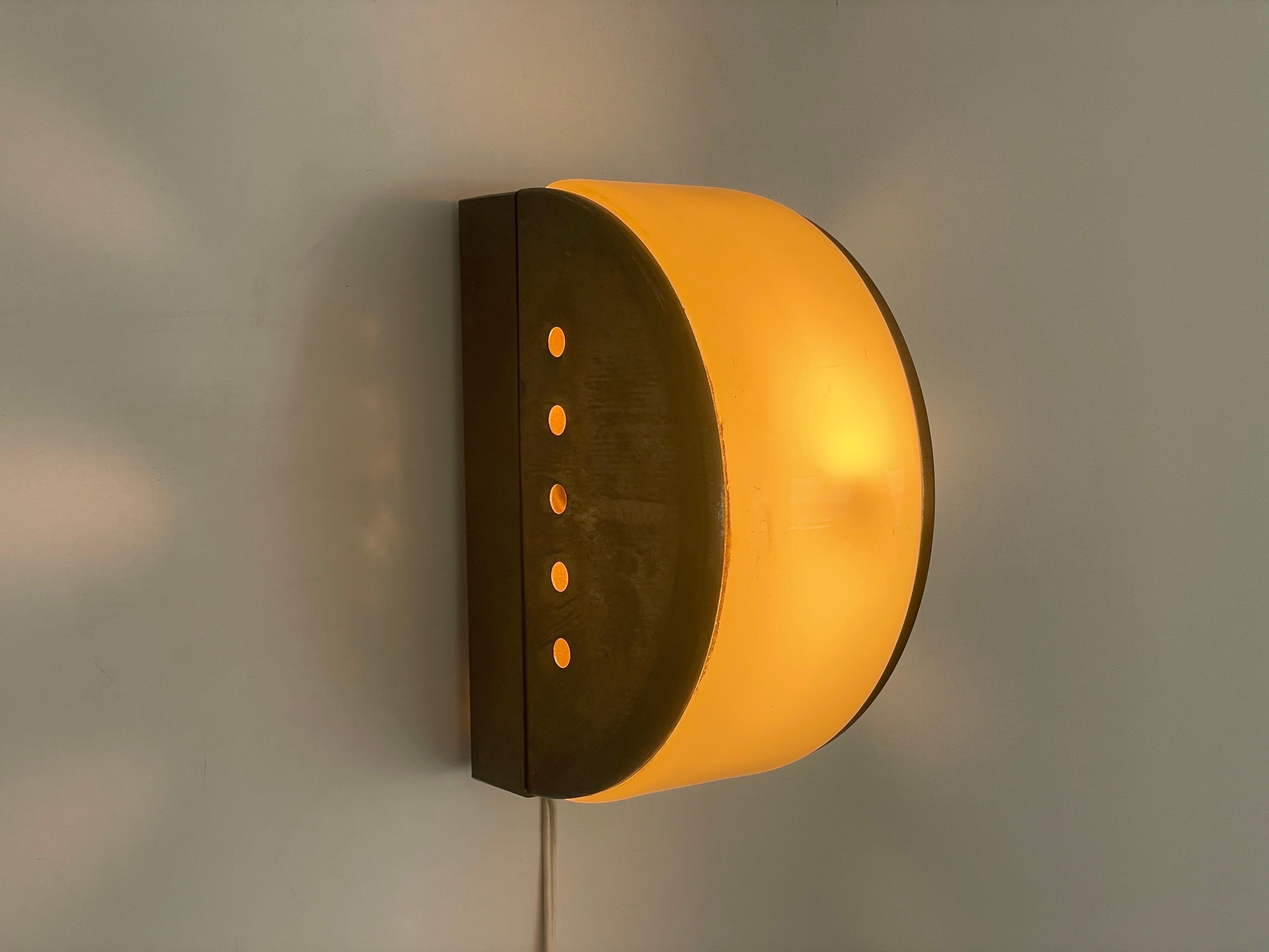 Paire d'appliques demi-lune en plexiglas et laiton, 1960, Italie en vente 5