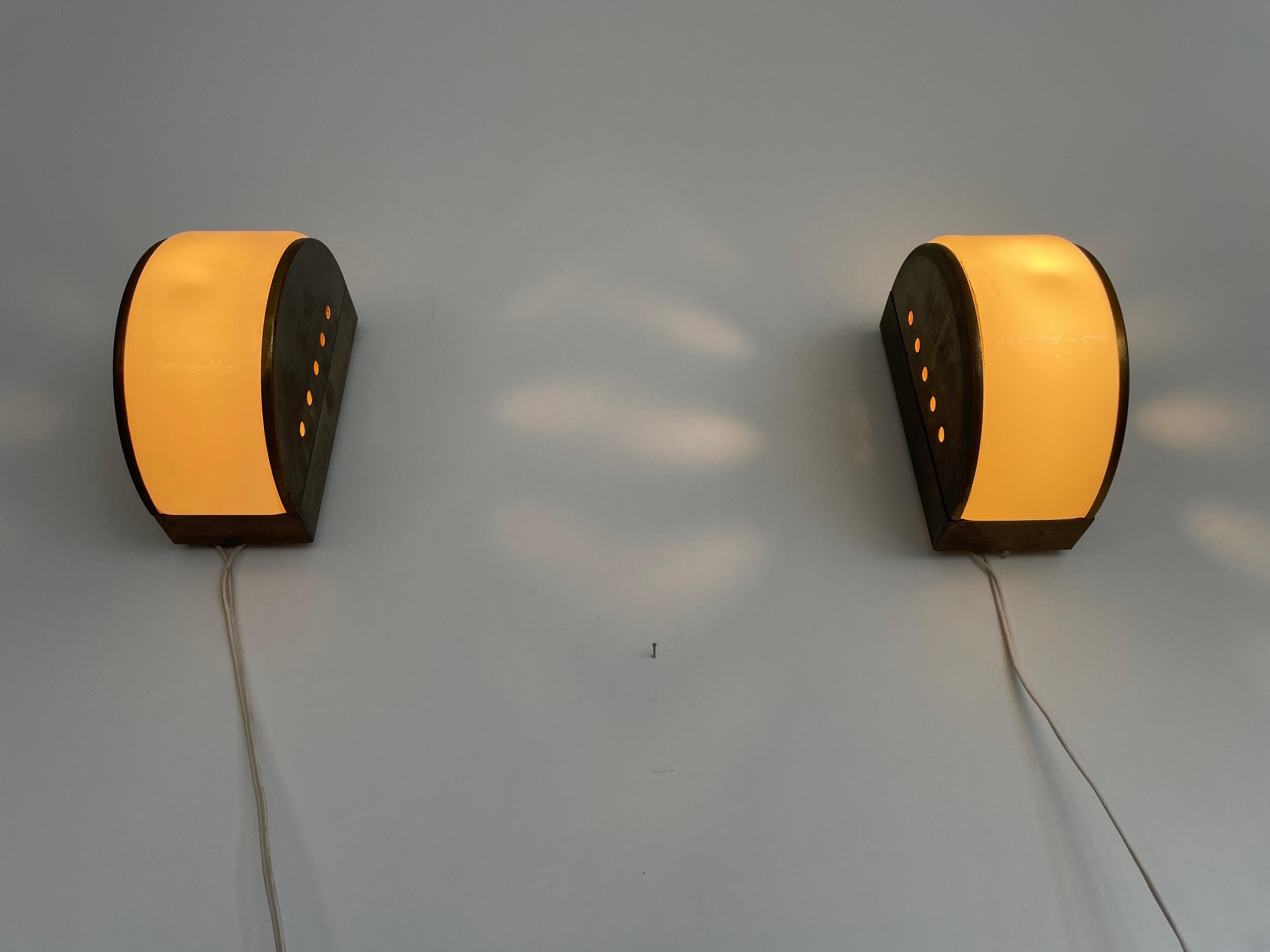 Paire d'appliques demi-lune en plexiglas et laiton, 1960, Italie en vente 6