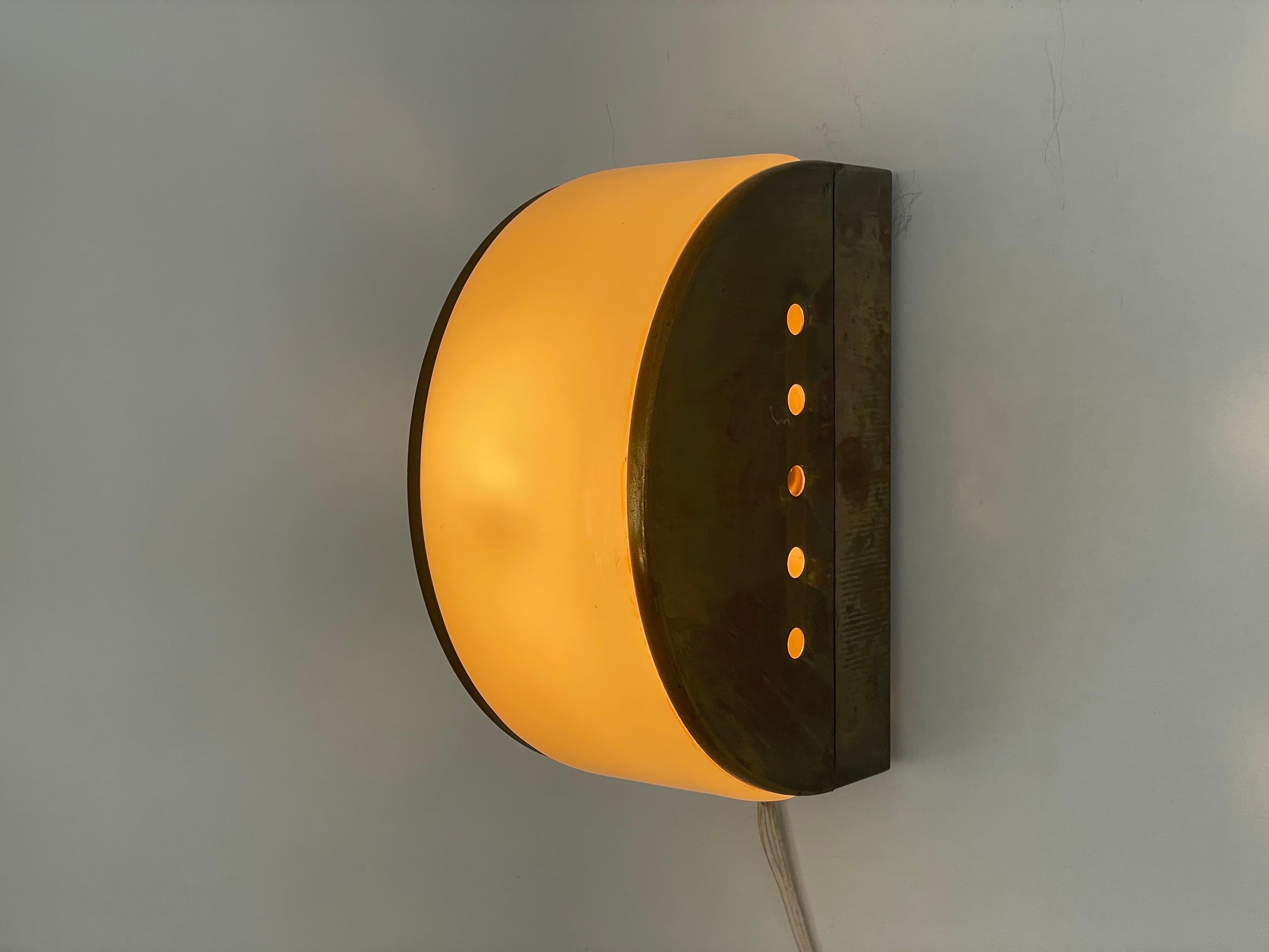 Paire d'appliques demi-lune en plexiglas et laiton, 1960, Italie en vente 7