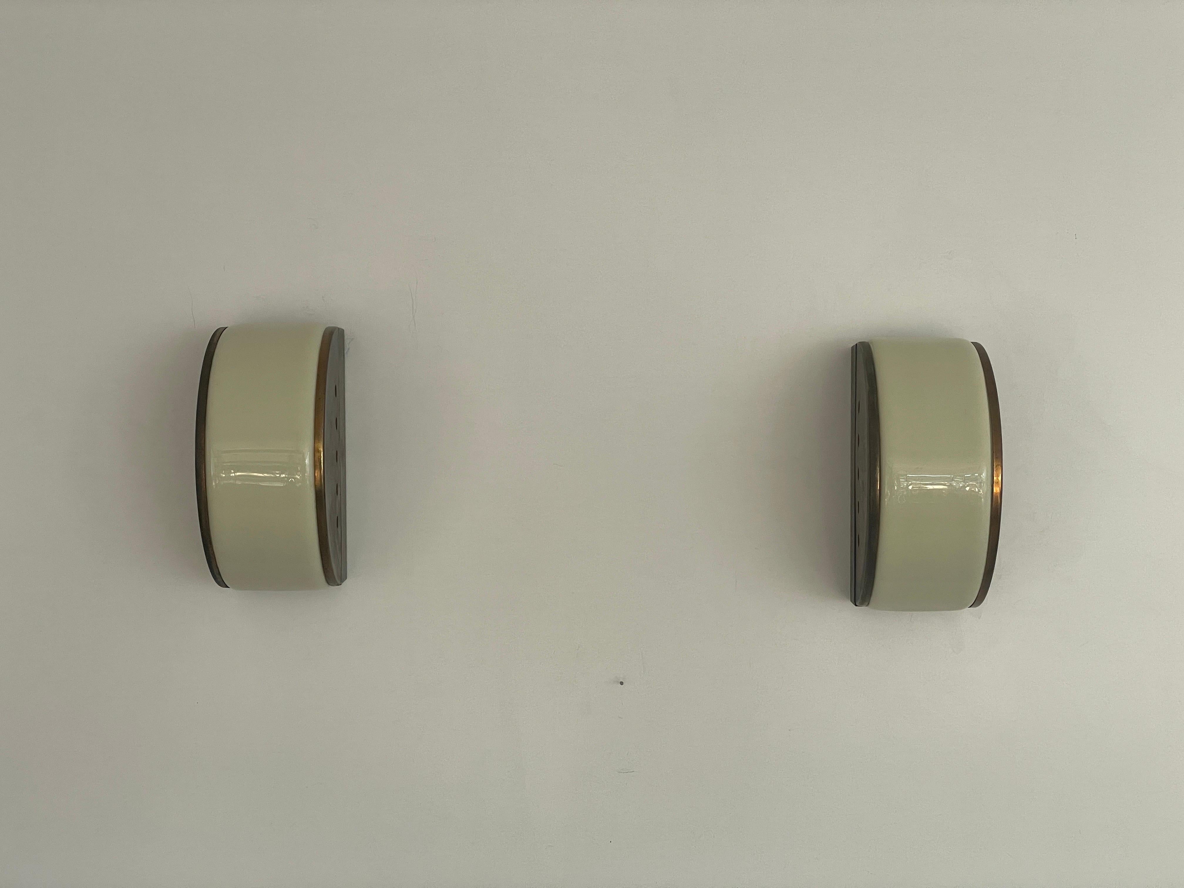 Mid-Century Modern Paire d'appliques demi-lune en plexiglas et laiton, 1960, Italie en vente