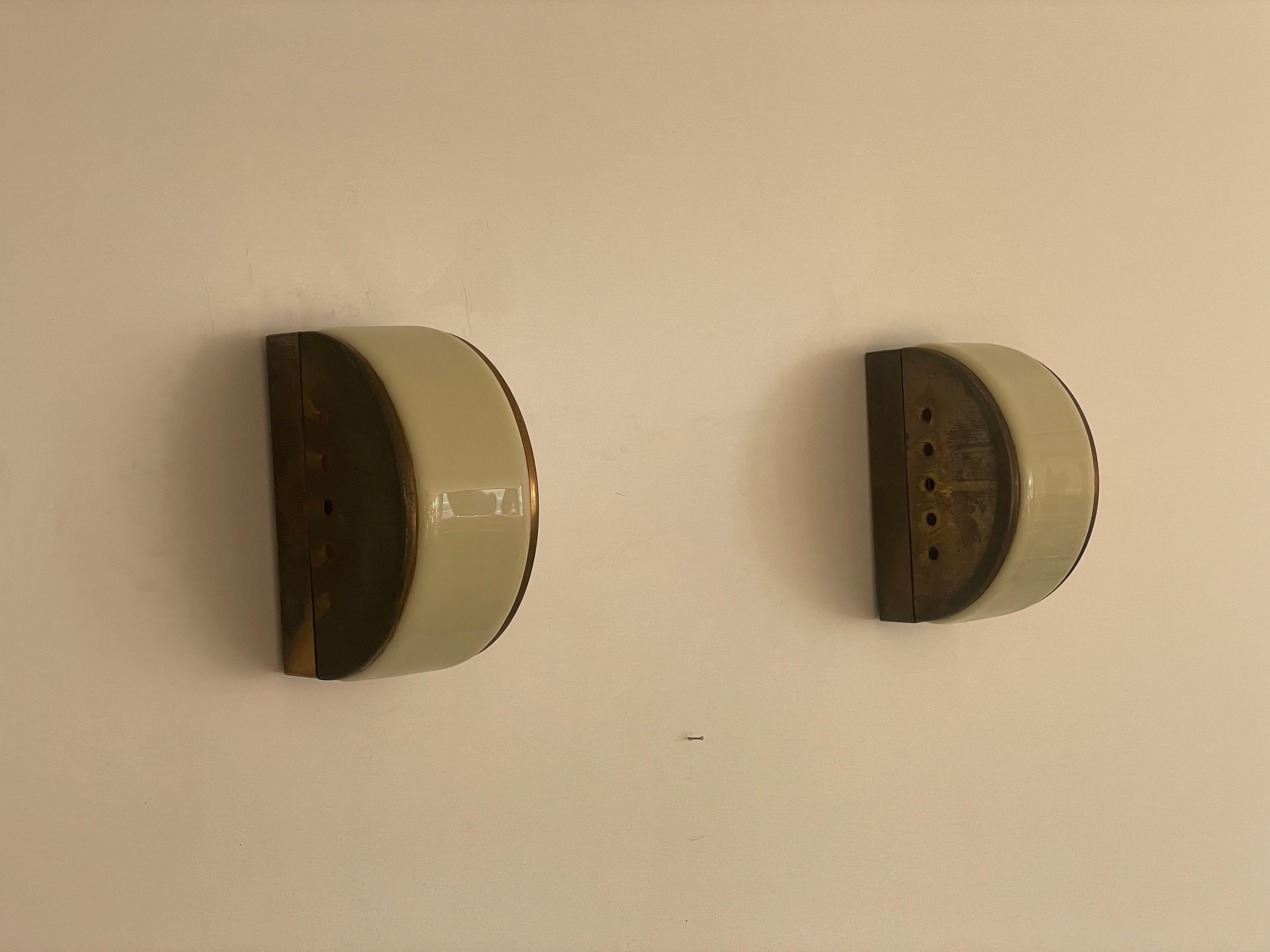 italien Paire d'appliques demi-lune en plexiglas et laiton, 1960, Italie en vente