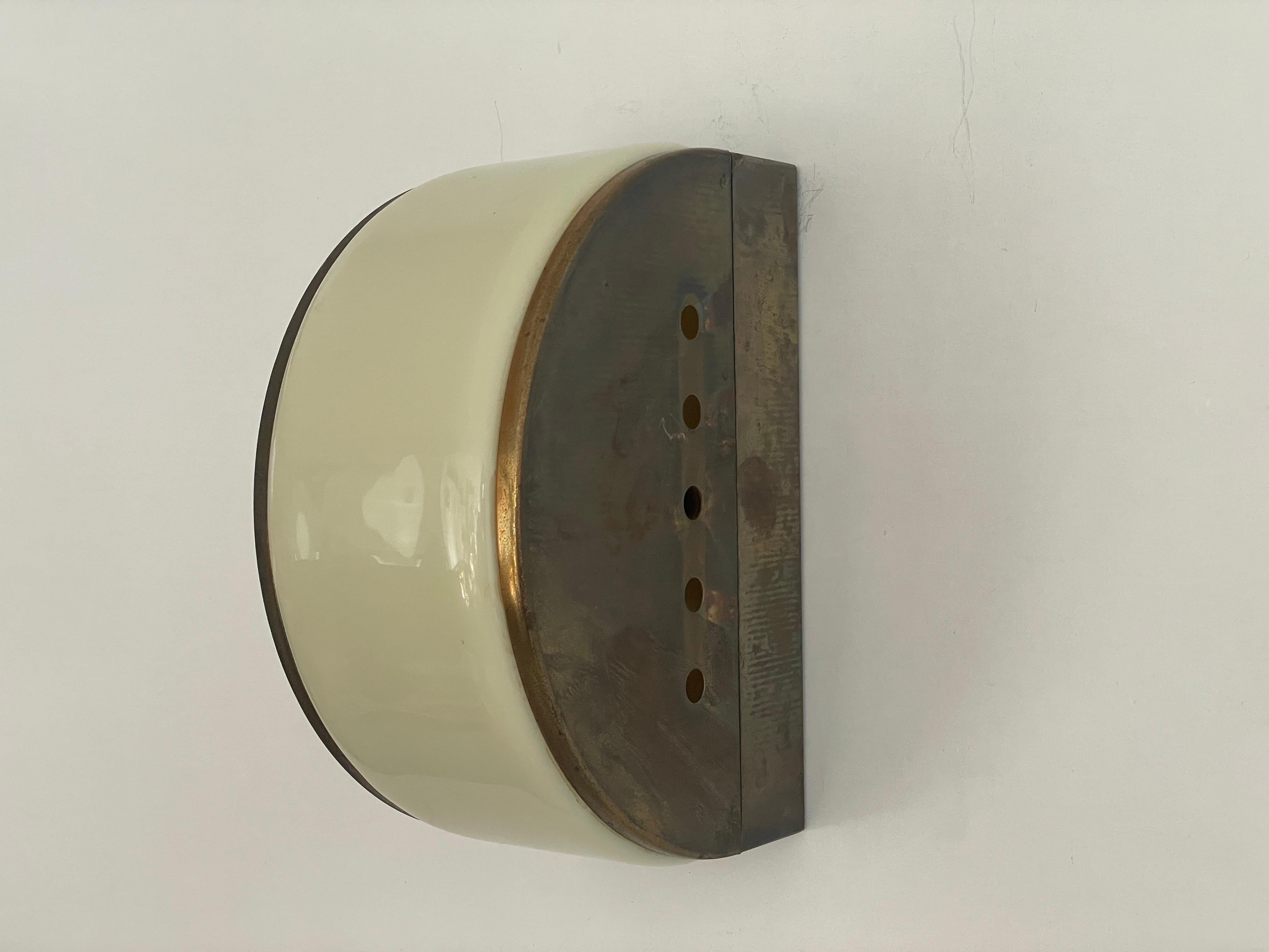 Paire d'appliques demi-lune en plexiglas et laiton, 1960, Italie Excellent état - En vente à Hagenbach, DE