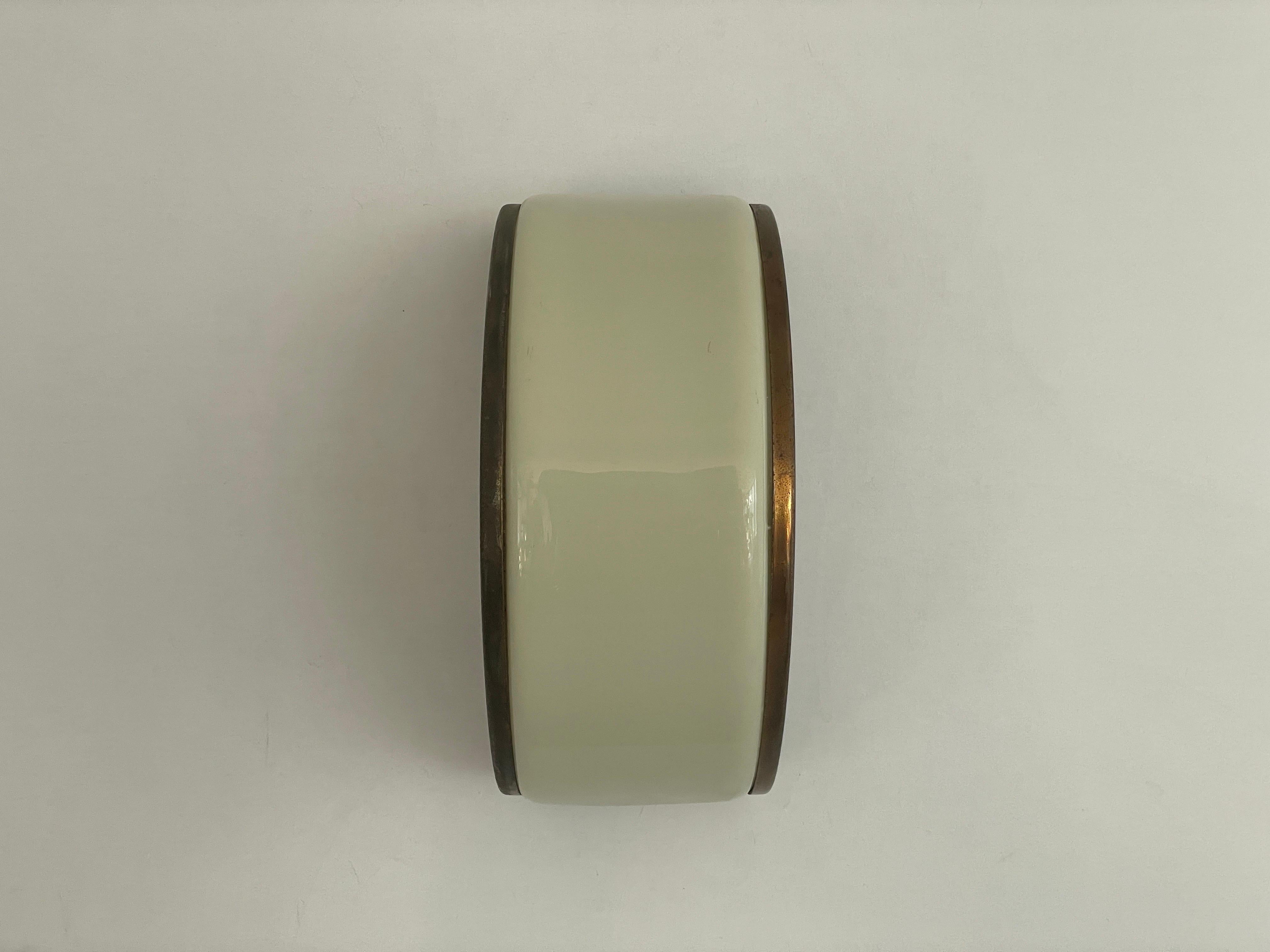Laiton Paire d'appliques demi-lune en plexiglas et laiton, 1960, Italie en vente