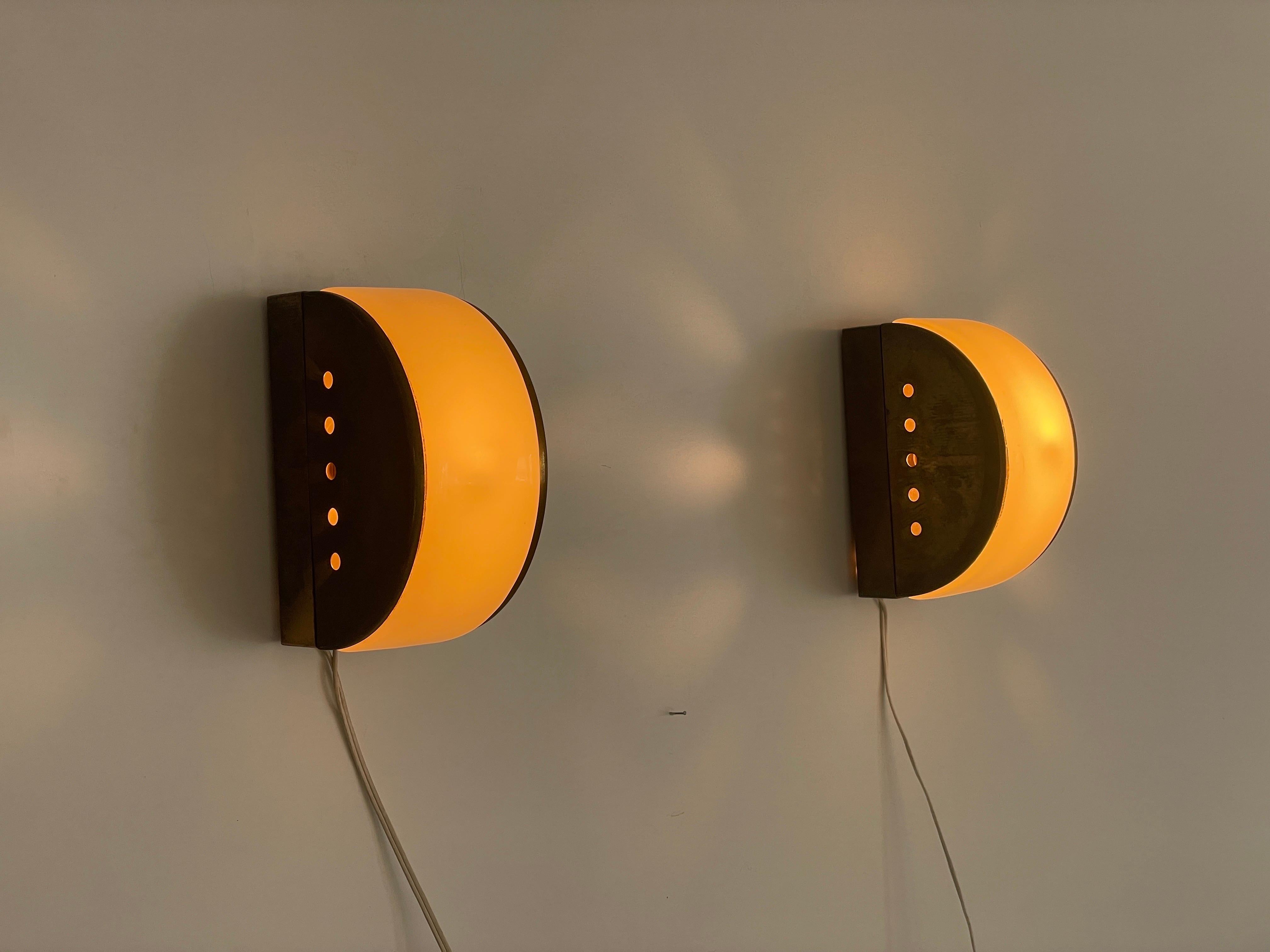 Paire d'appliques demi-lune en plexiglas et laiton, 1960, Italie en vente 1