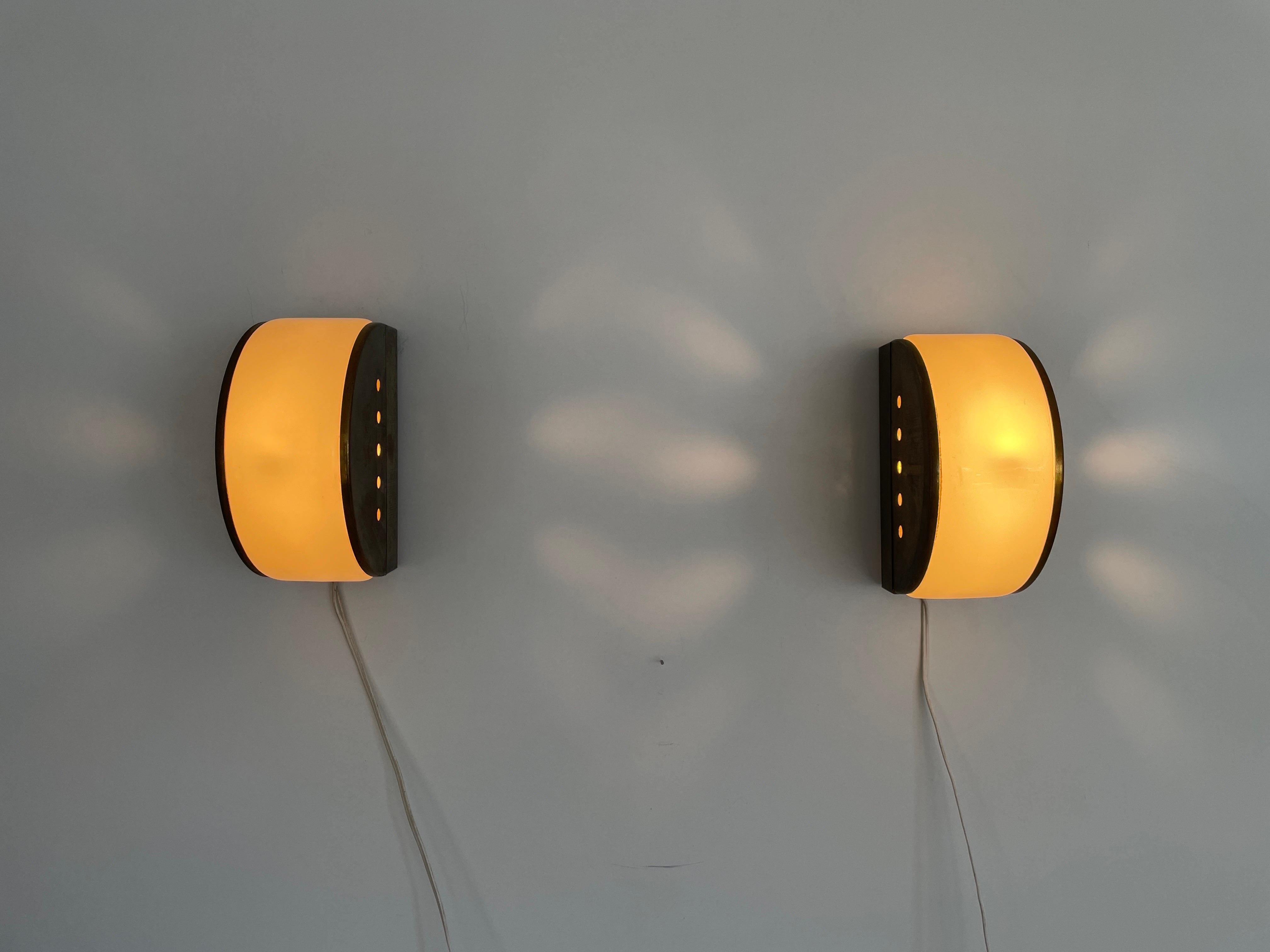 Paire d'appliques demi-lune en plexiglas et laiton, 1960, Italie en vente 2