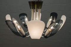Lampe Spoutnik en plexiglas et laiton à la manière d'Arteluce, Italie, années 1950
